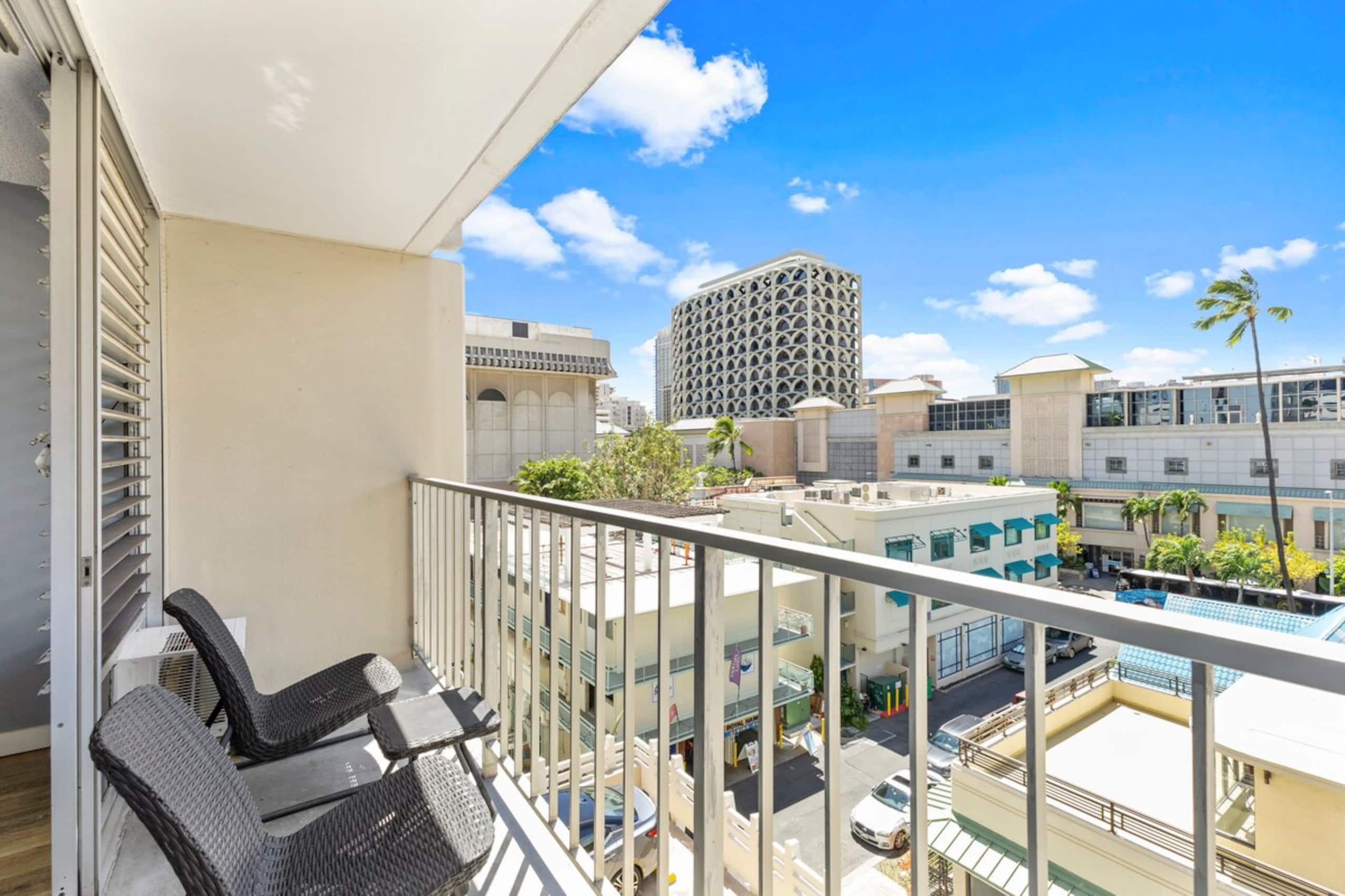 Bright Waikiki Studio, Free Parking+Walk to Beach - Photo 20