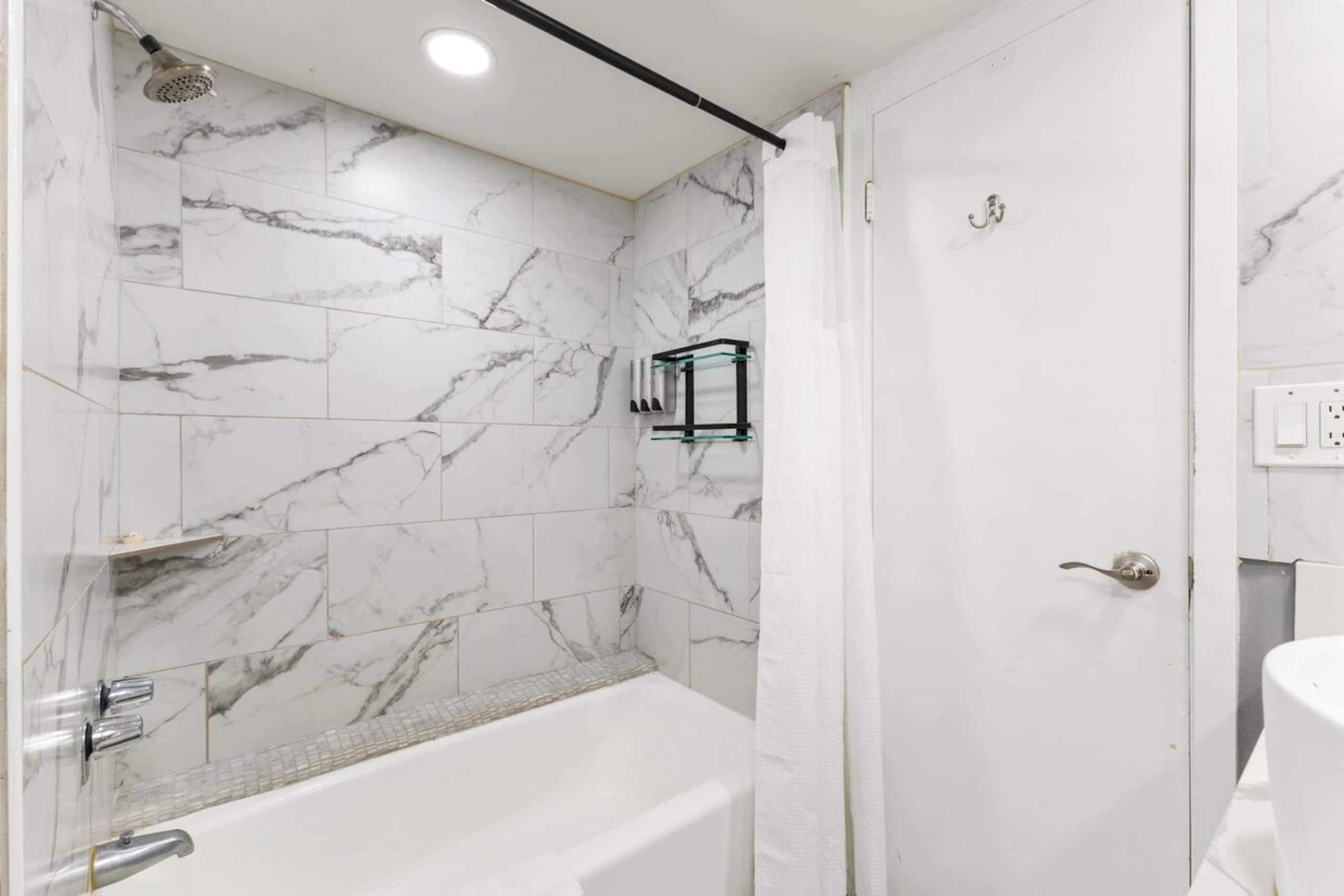 Bright Waikiki Studio, Free Parking+Walk to Beach - Photo 25
