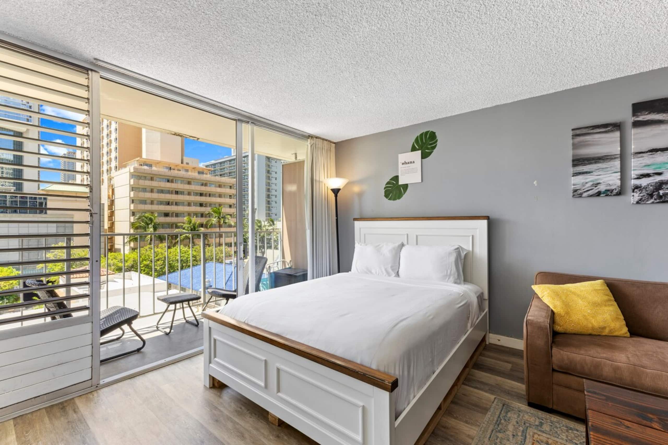 Bright Waikiki Studio, Free Parking+Walk to Beach - Photo 8