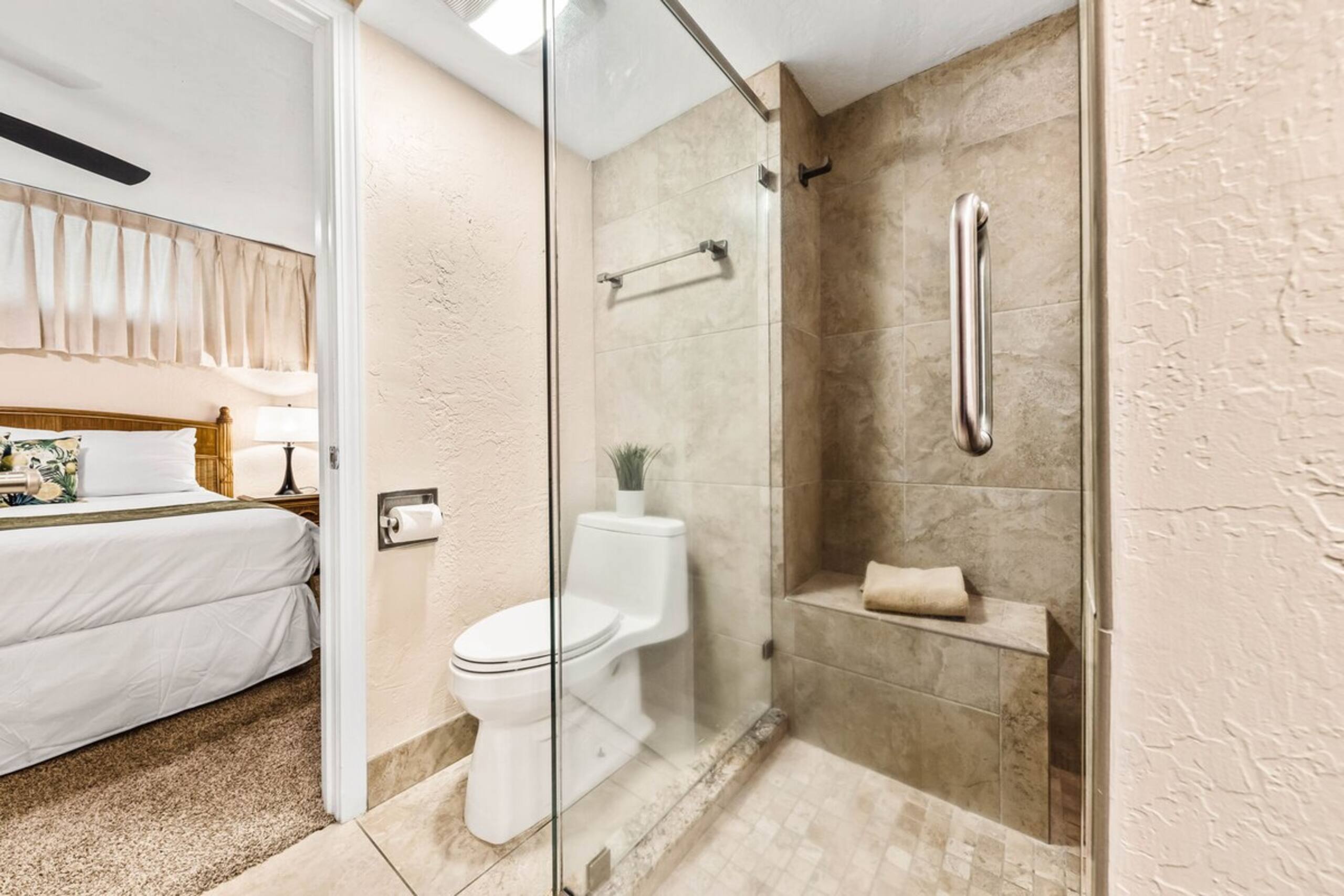 Charming 1bd condo, renovated with ocean views - Photo 18