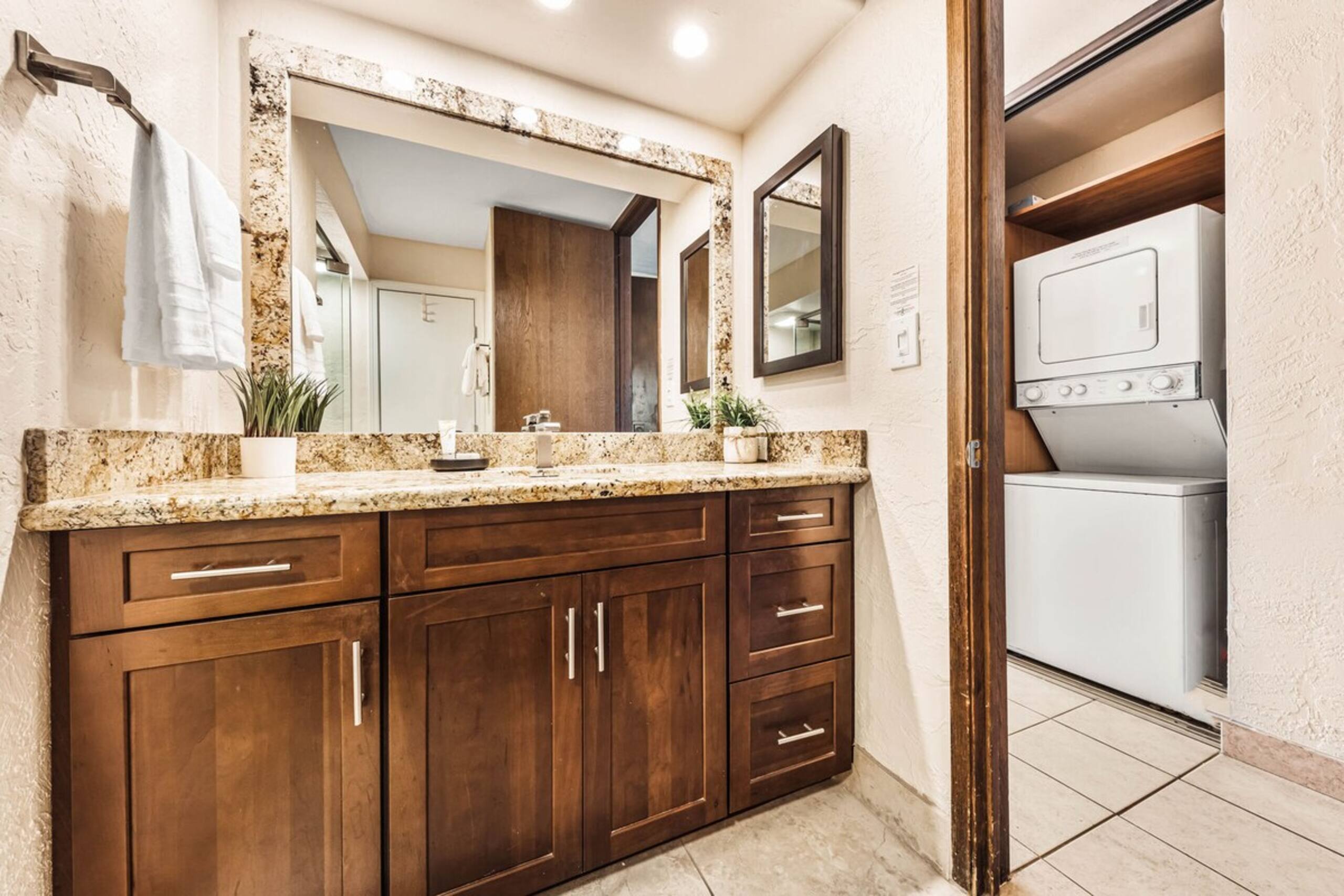 Charming 1bd condo, renovated with ocean views - Photo 13