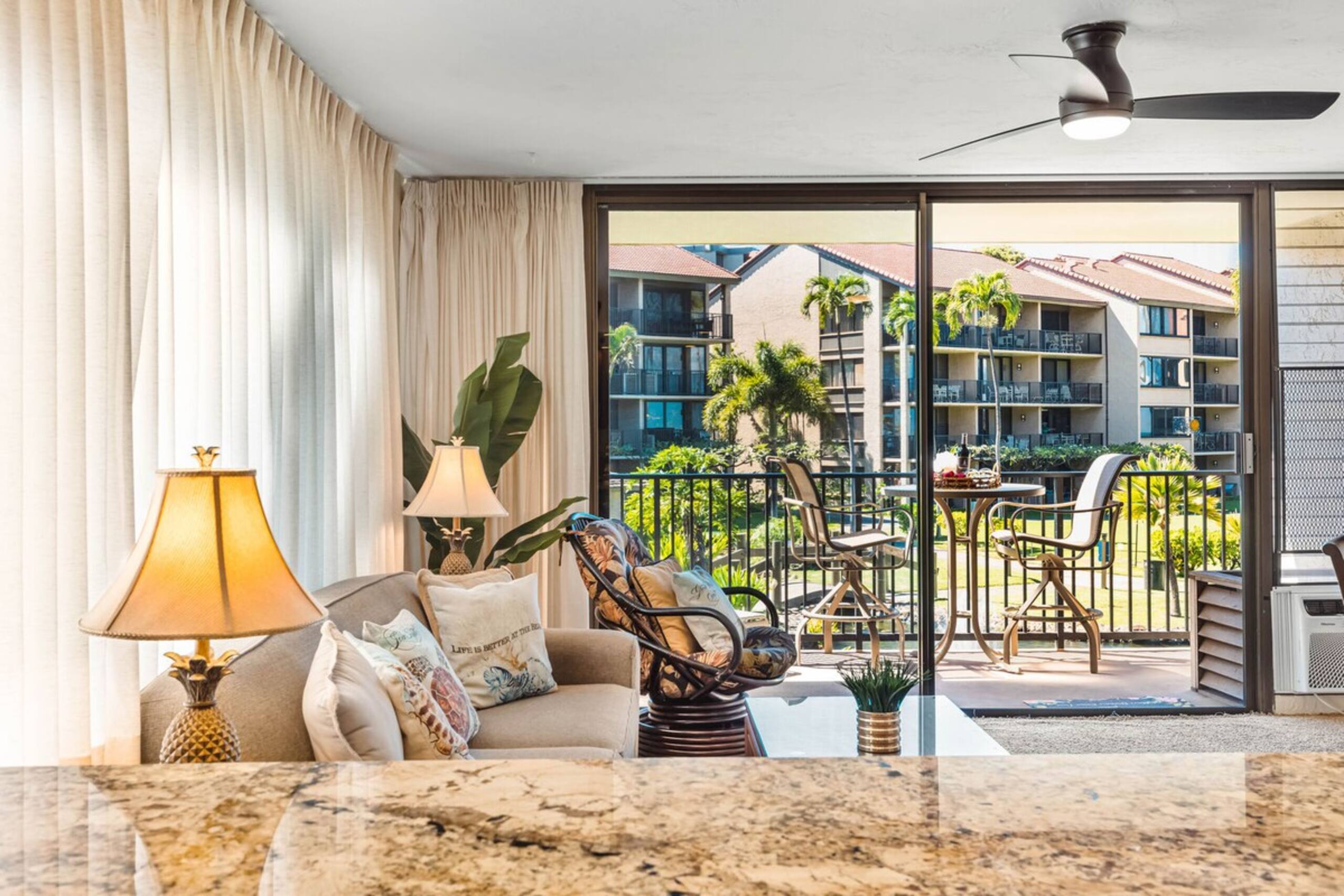 Charming 1bd condo, renovated with ocean views - Photo 12