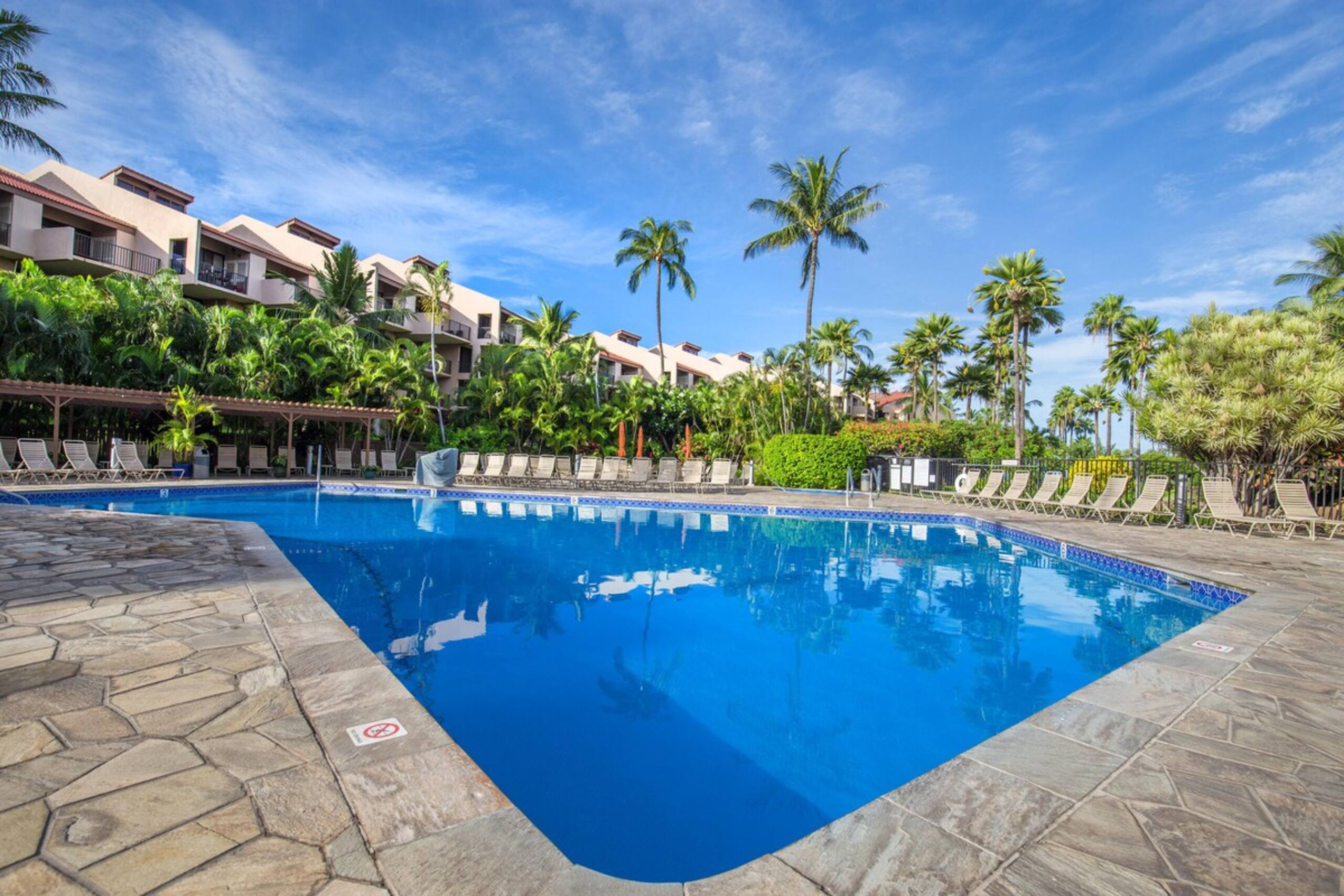 Large 3 Bedroom Condo Across From Beach Pool & Ho - Photo 3