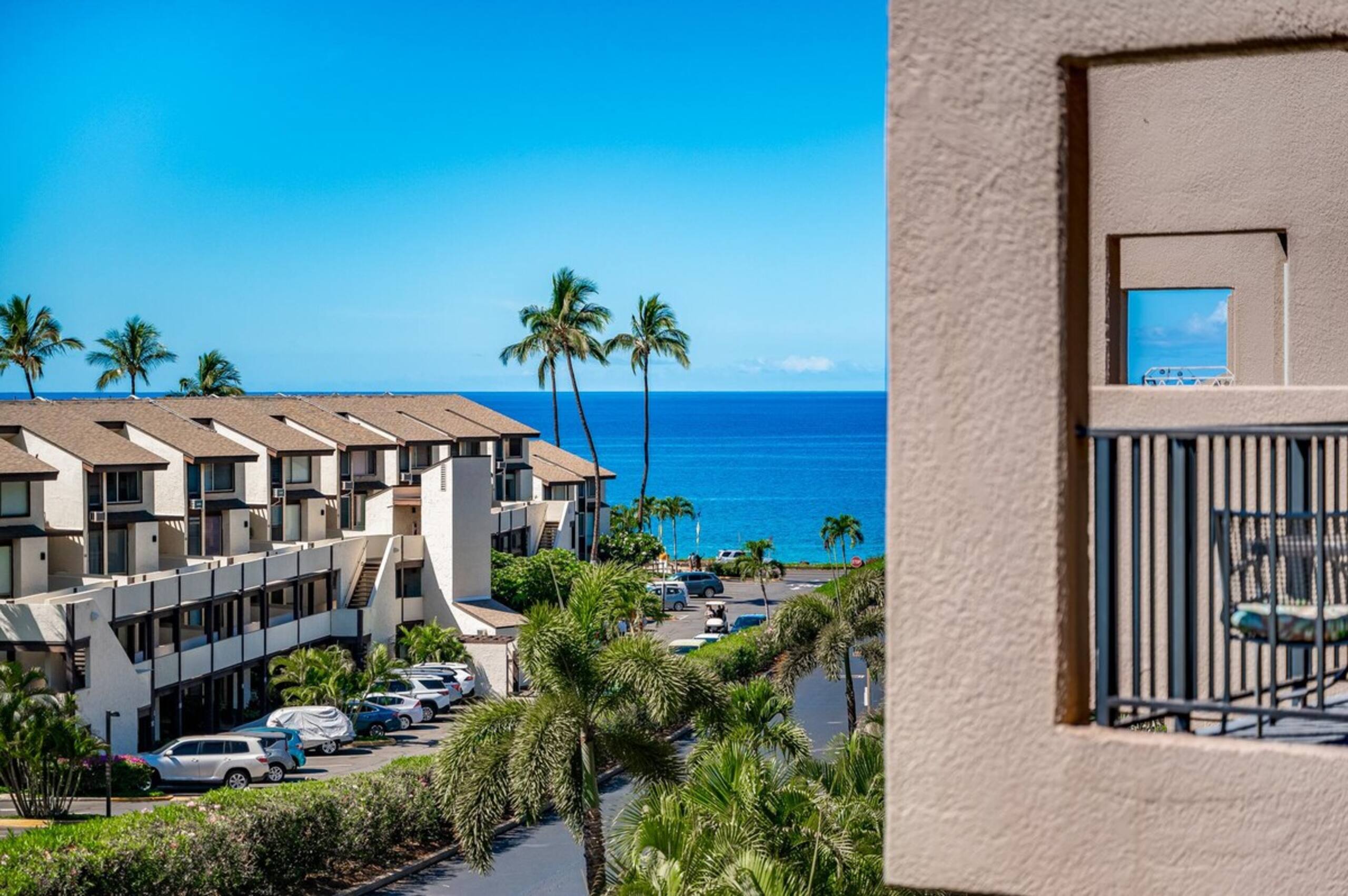 Large 3 Bedroom Condo Across From Beach Pool & Ho - Photo 1