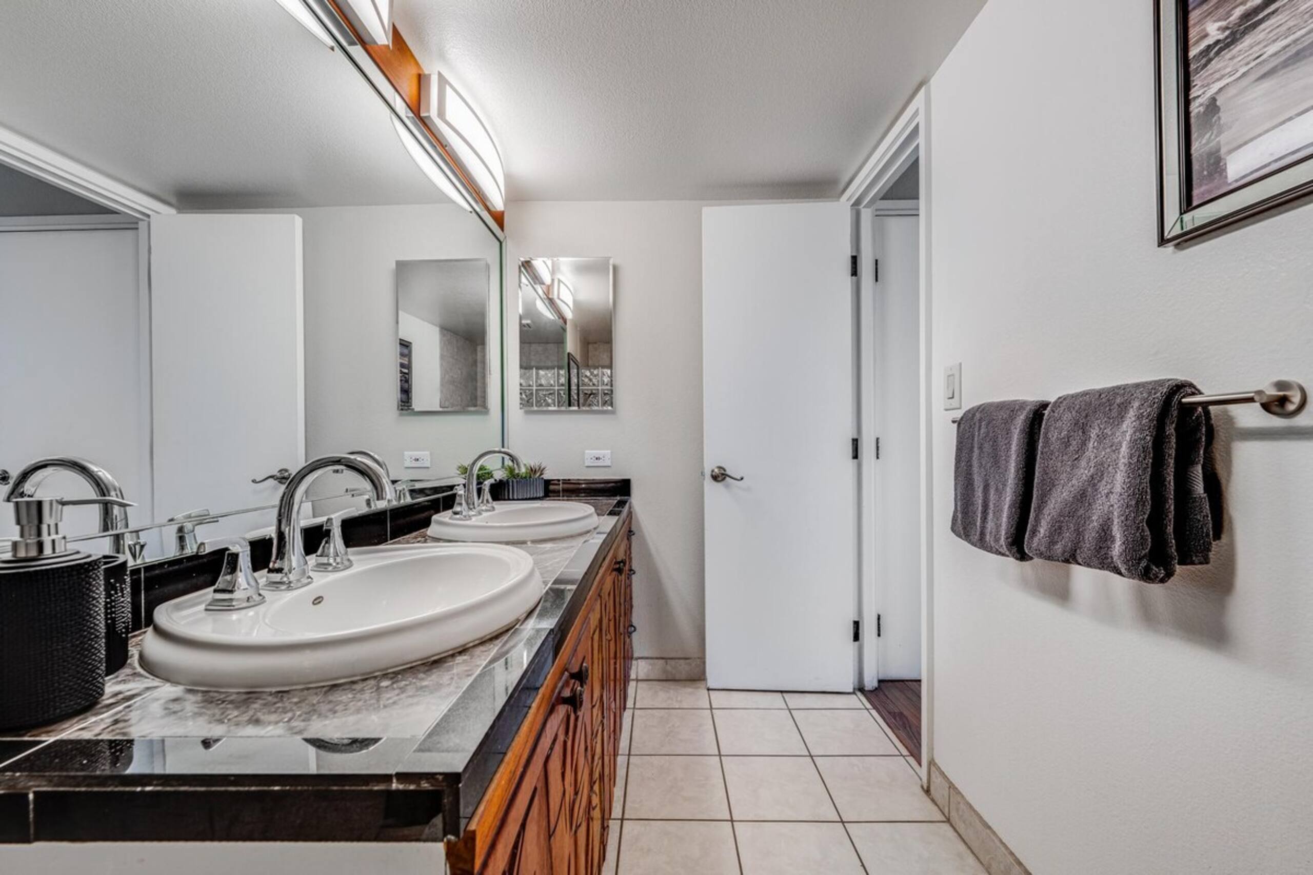 Large 3 Bedroom Condo Across From Beach Pool & Ho - Photo 23