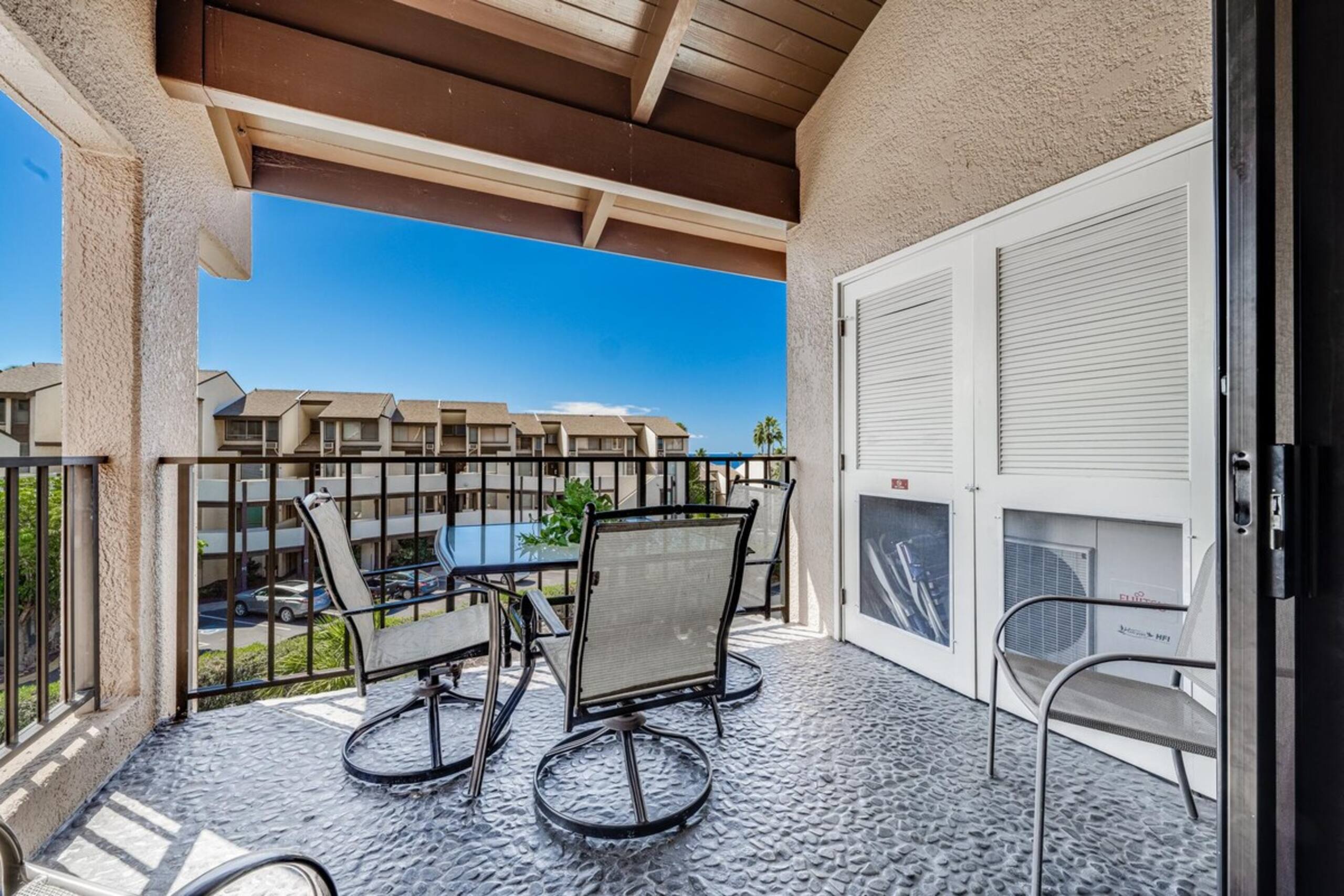 Large 3 Bedroom Condo Across From Beach Pool & Ho - Photo 40
