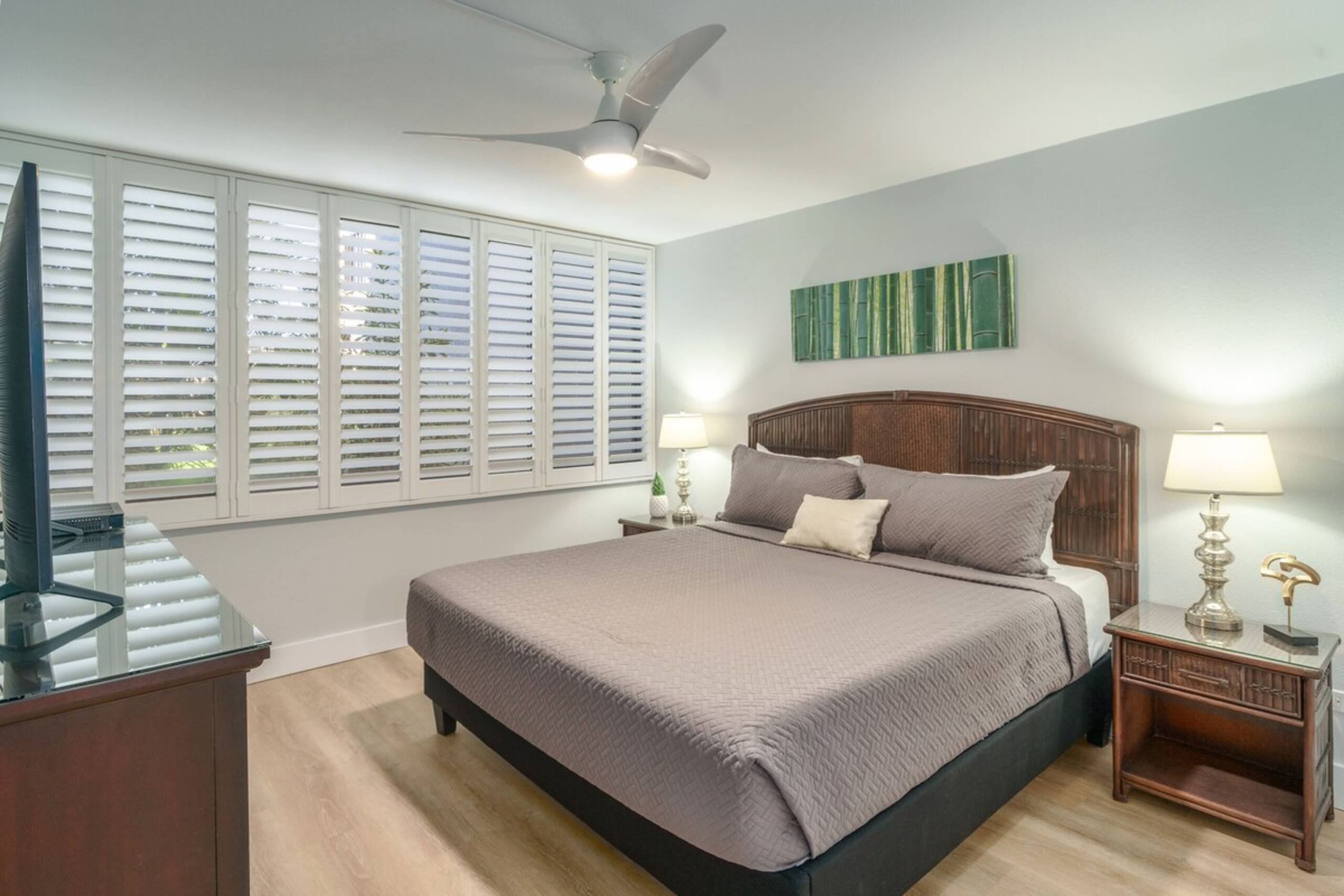 Newly Remodeled-Rare 2 Bedroom Ground Floor-AC - Photo 2