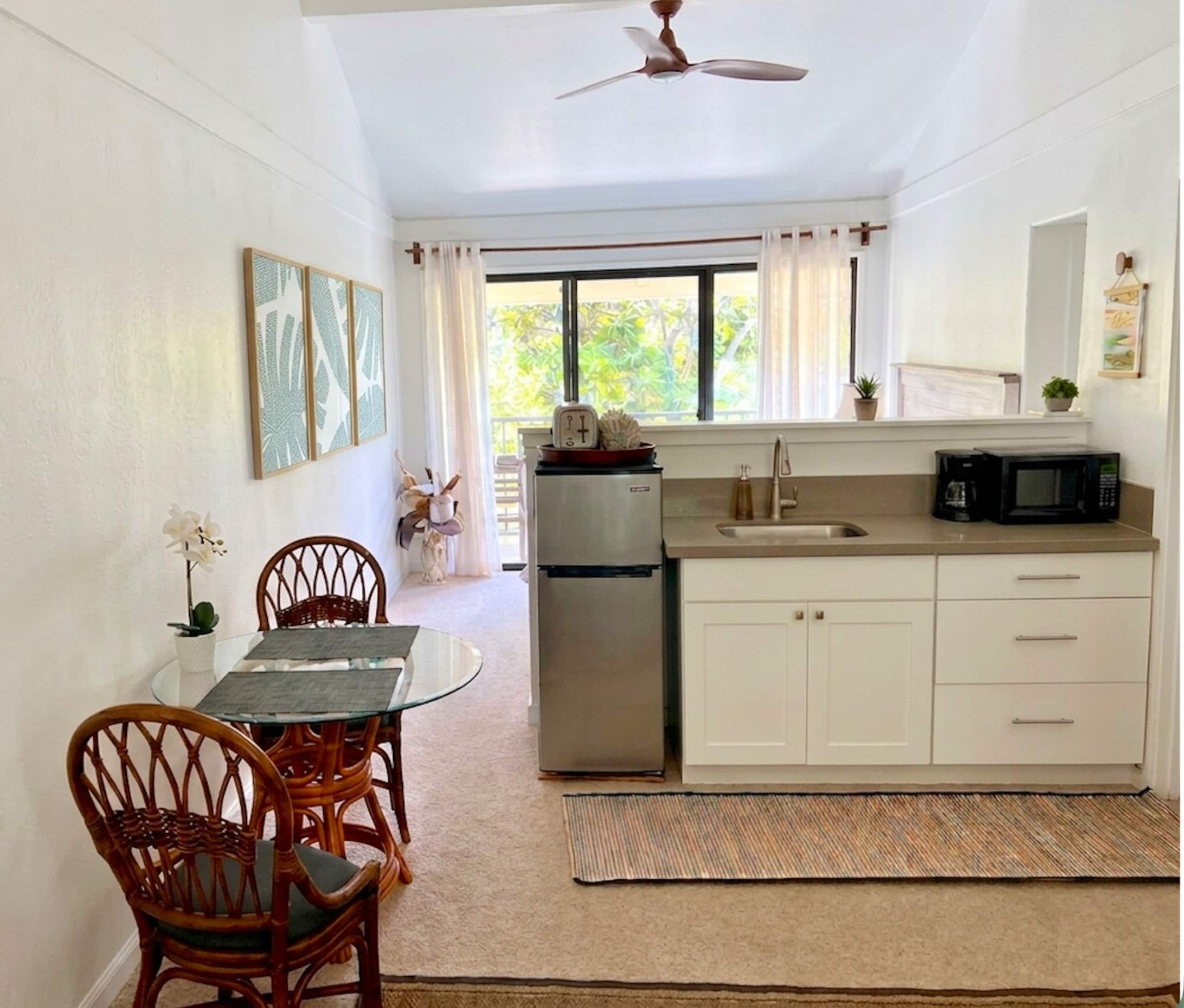 Quiet, Top-Floor Suite with A/C and Great Views - Photo 11