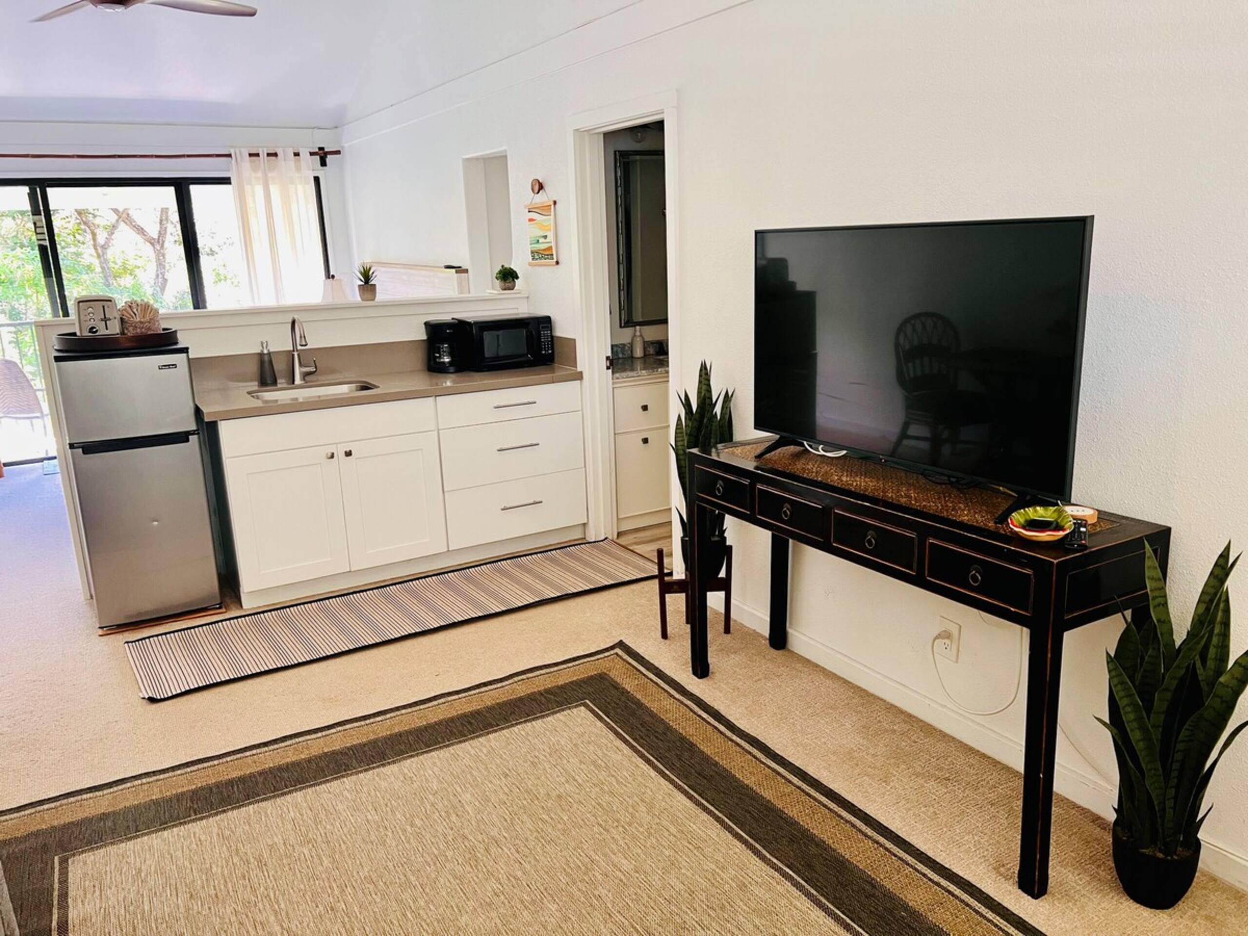 Quiet, Top-Floor Suite with A/C and Great Views - Photo 4