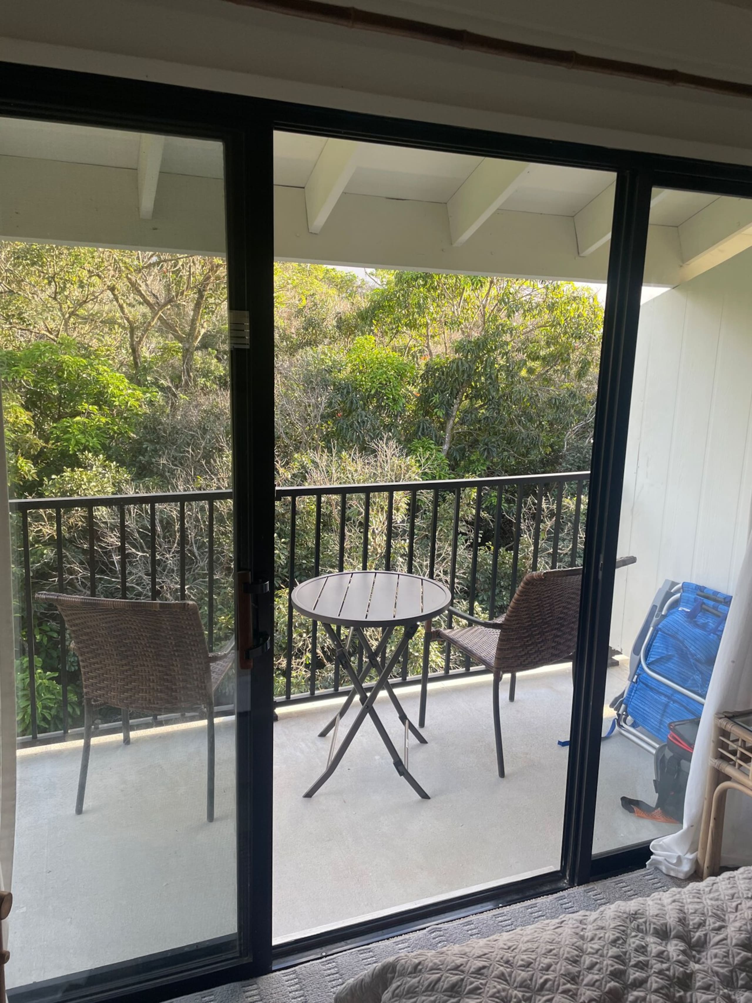 Quiet, Top-Floor Suite with A/C and Great Views - Photo 6