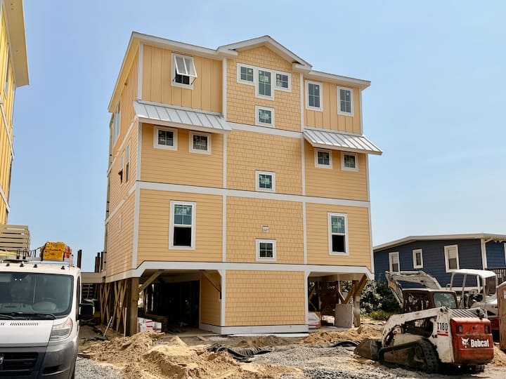 3 Tides A Lady: Oceanfront 8br, Pool, Sleeps 22 - Oak Island, NC