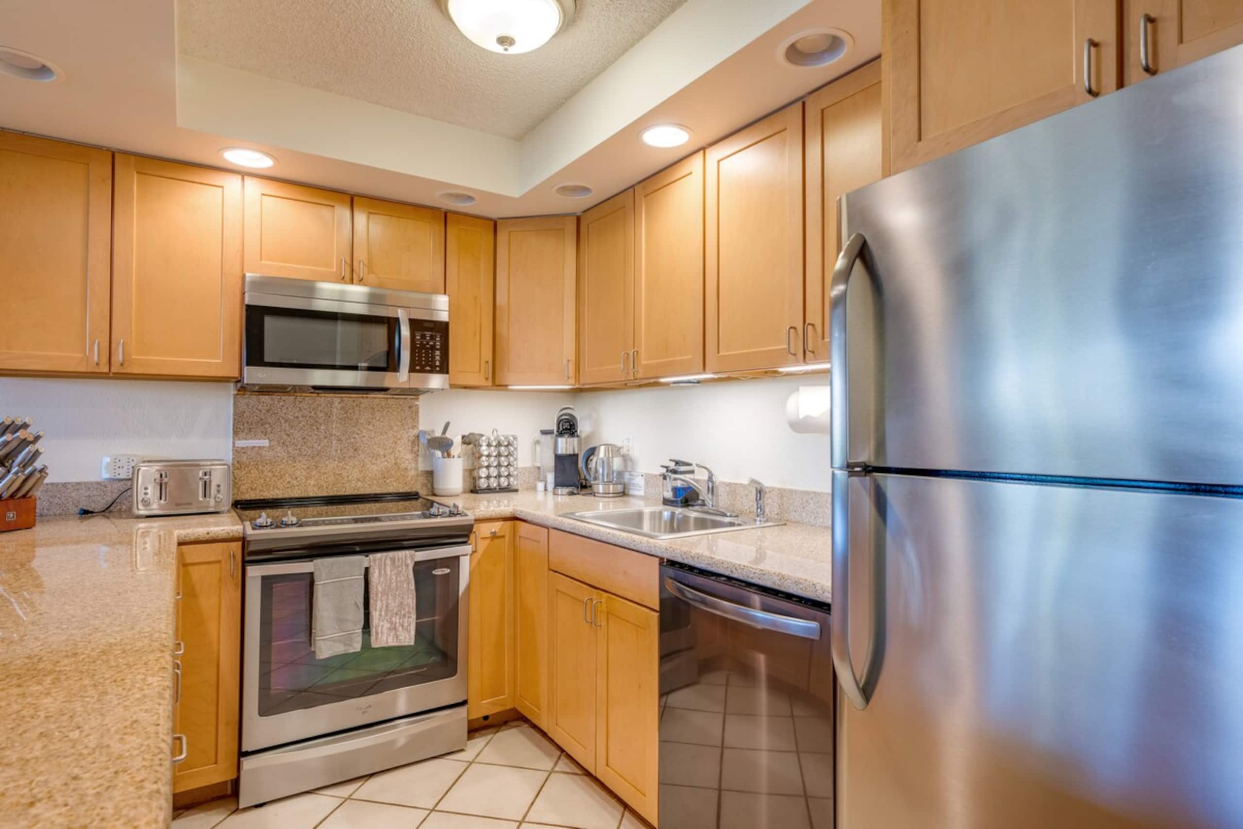 Walk to Beach, Ocean View, Two Baths, Pool - Photo 14