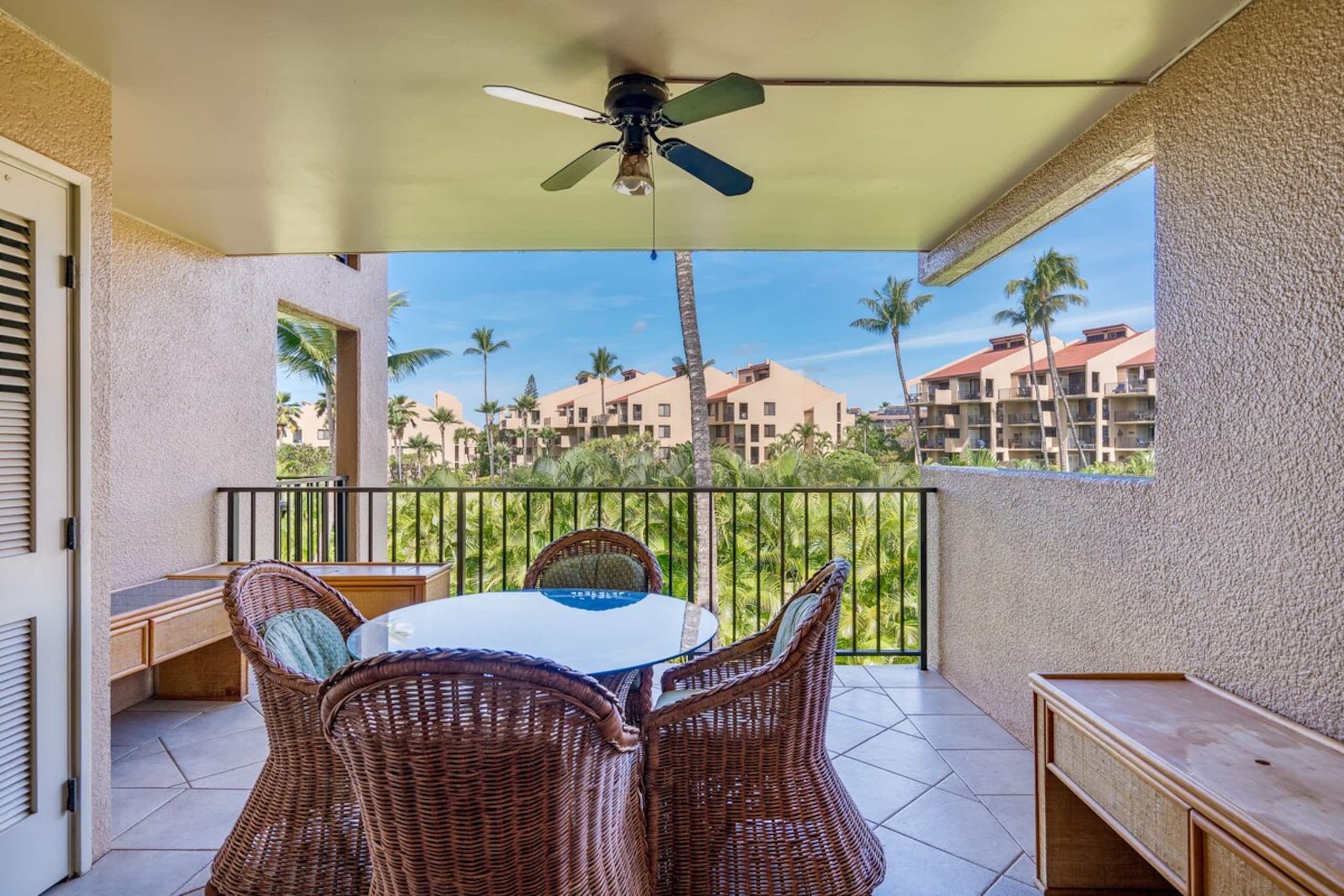 Walk to Beach, Ocean View, Two Baths, Pool - Photo 17