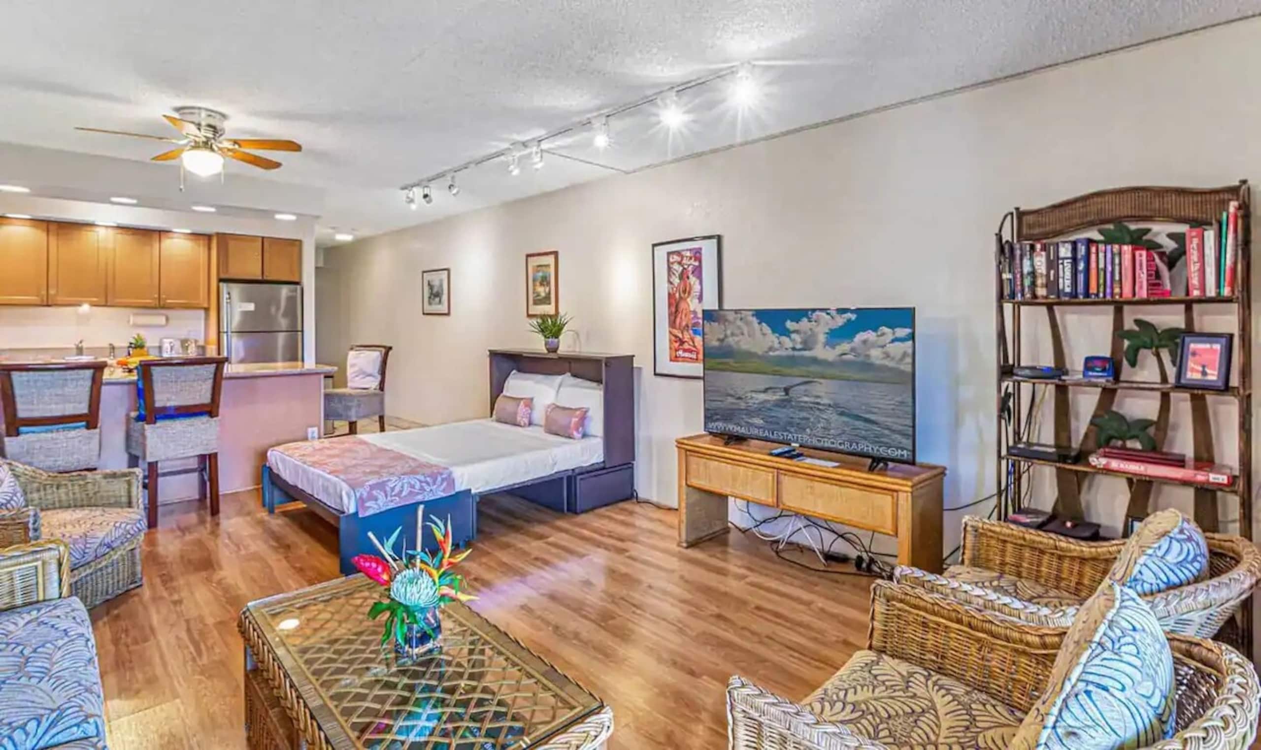 Walk to Beach, Ocean View, Two Baths, Pool - Photo 11