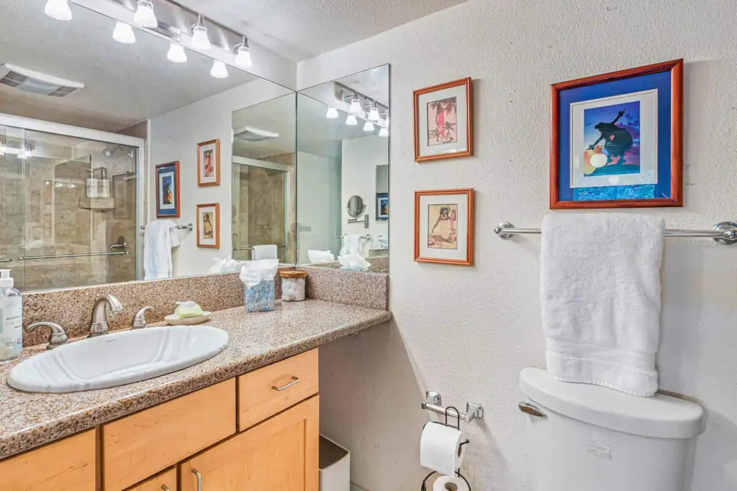 Walk to Beach, Ocean View, Two Baths, Pool - Photo 19