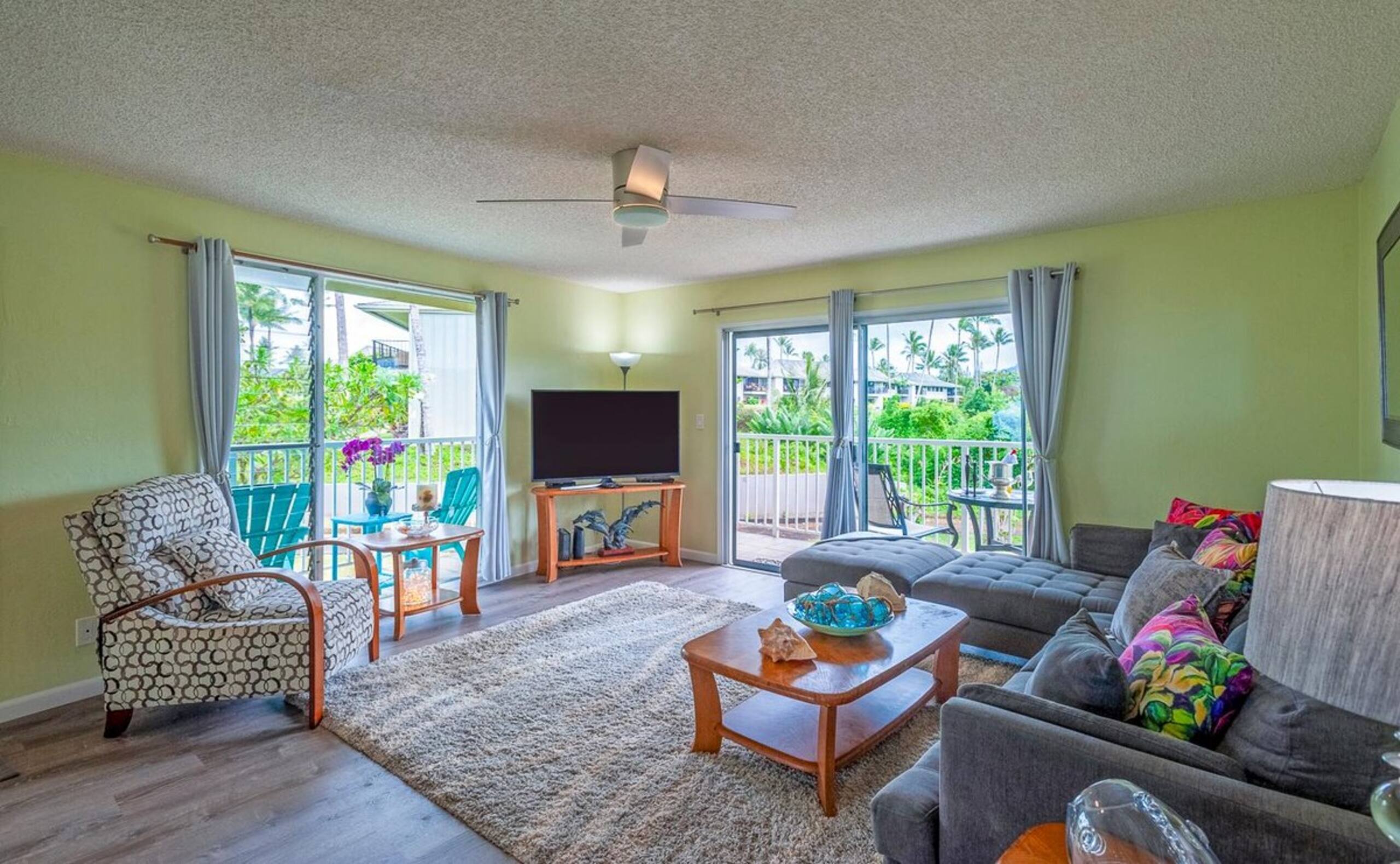 Classic Hawaiian Charmer - Spacious and Cheerful - Photo 10