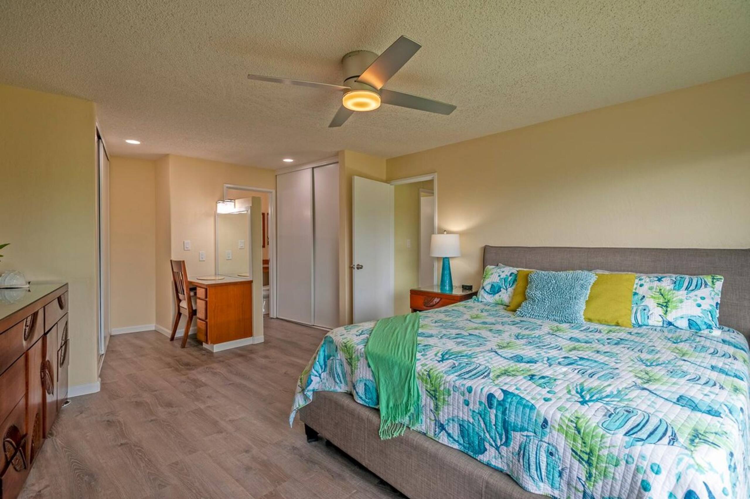 Classic Hawaiian Charmer - Spacious and Cheerful - Photo 17