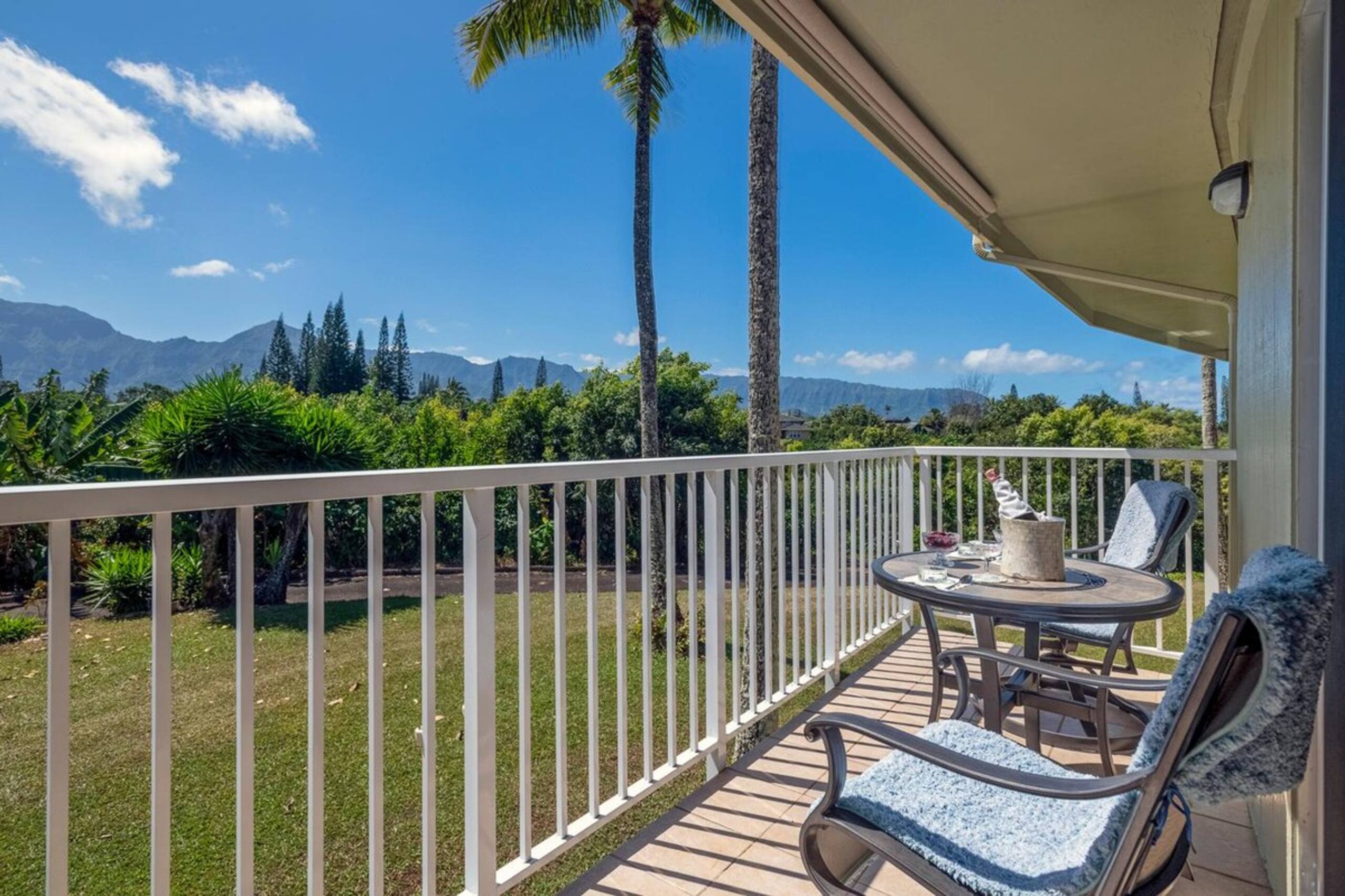 Classic Hawaiian Charmer - Spacious and Cheerful - Photo 3