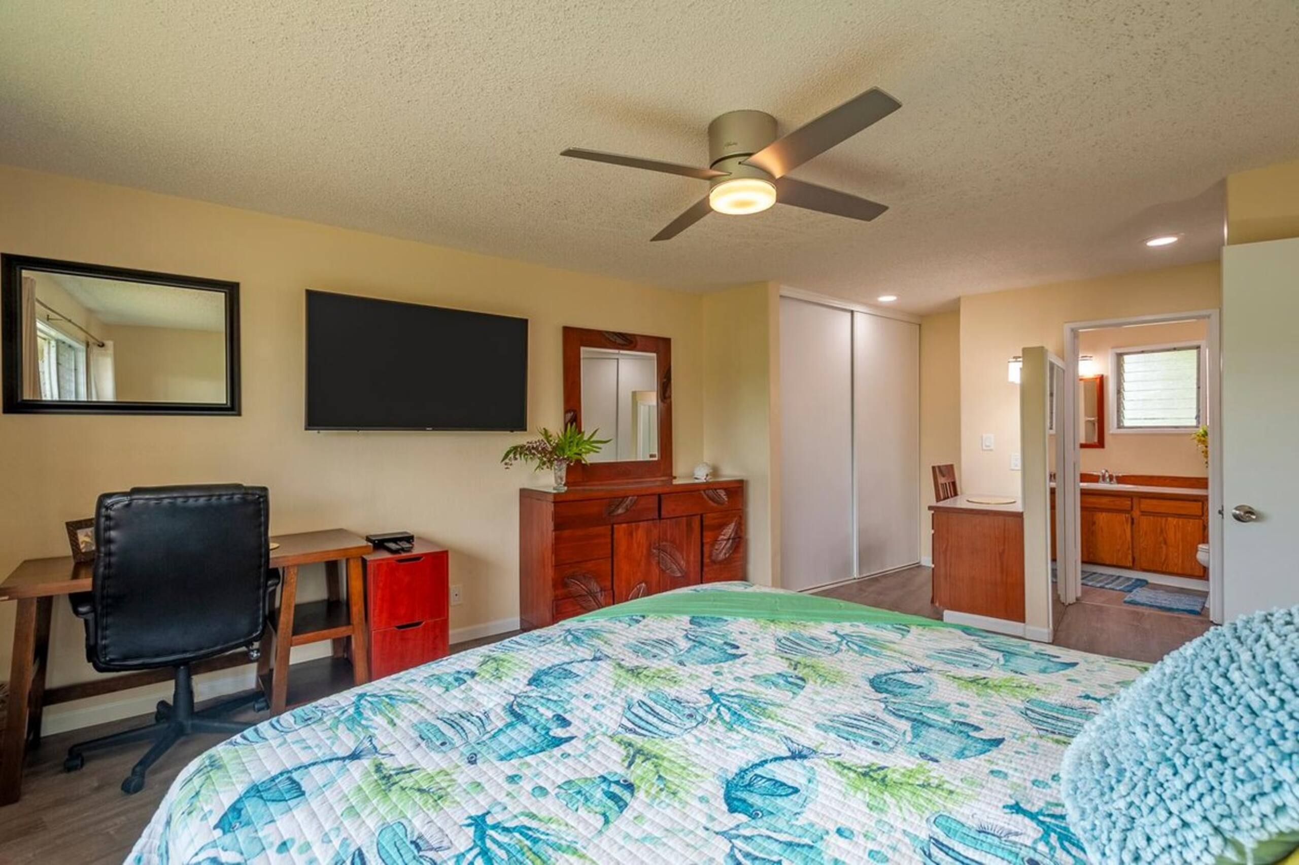 Classic Hawaiian Charmer - Spacious and Cheerful - Photo 19