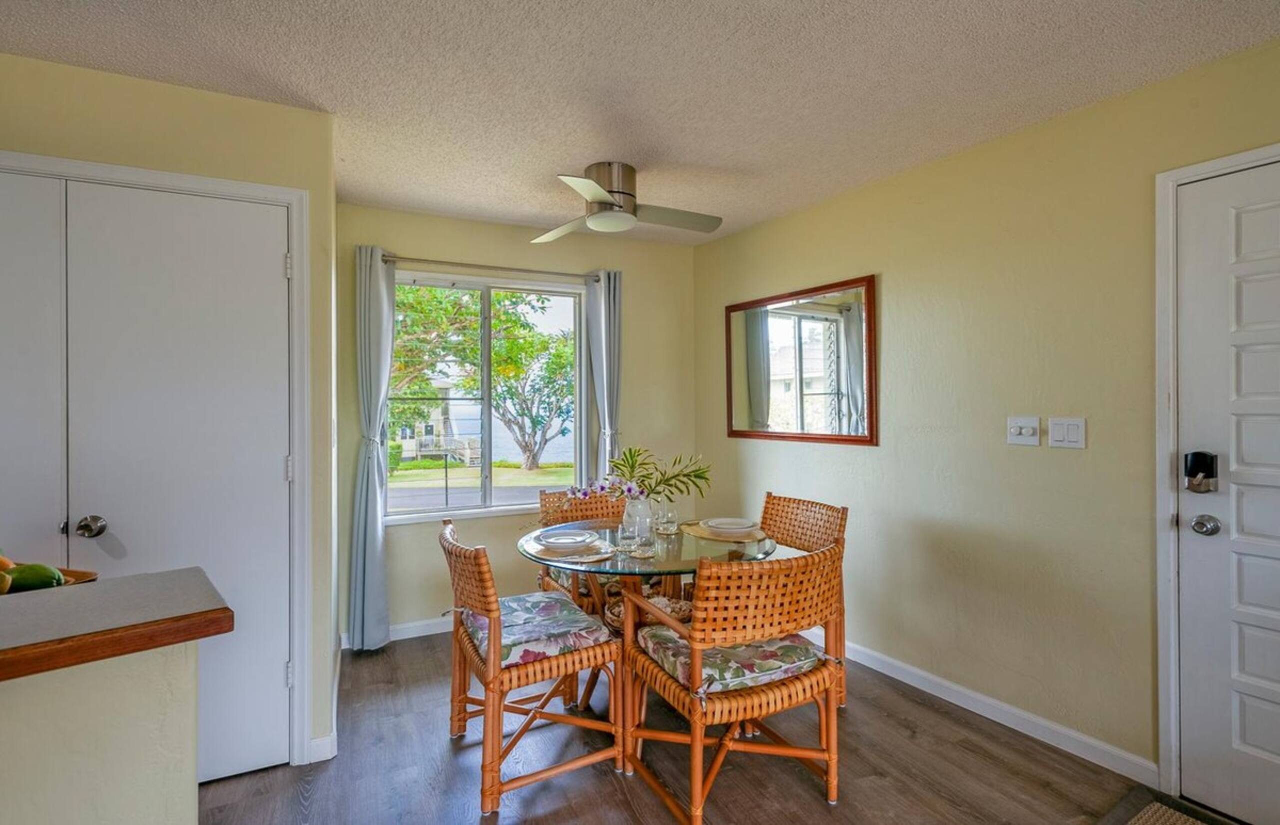 Classic Hawaiian Charmer - Spacious and Cheerful - Photo 9