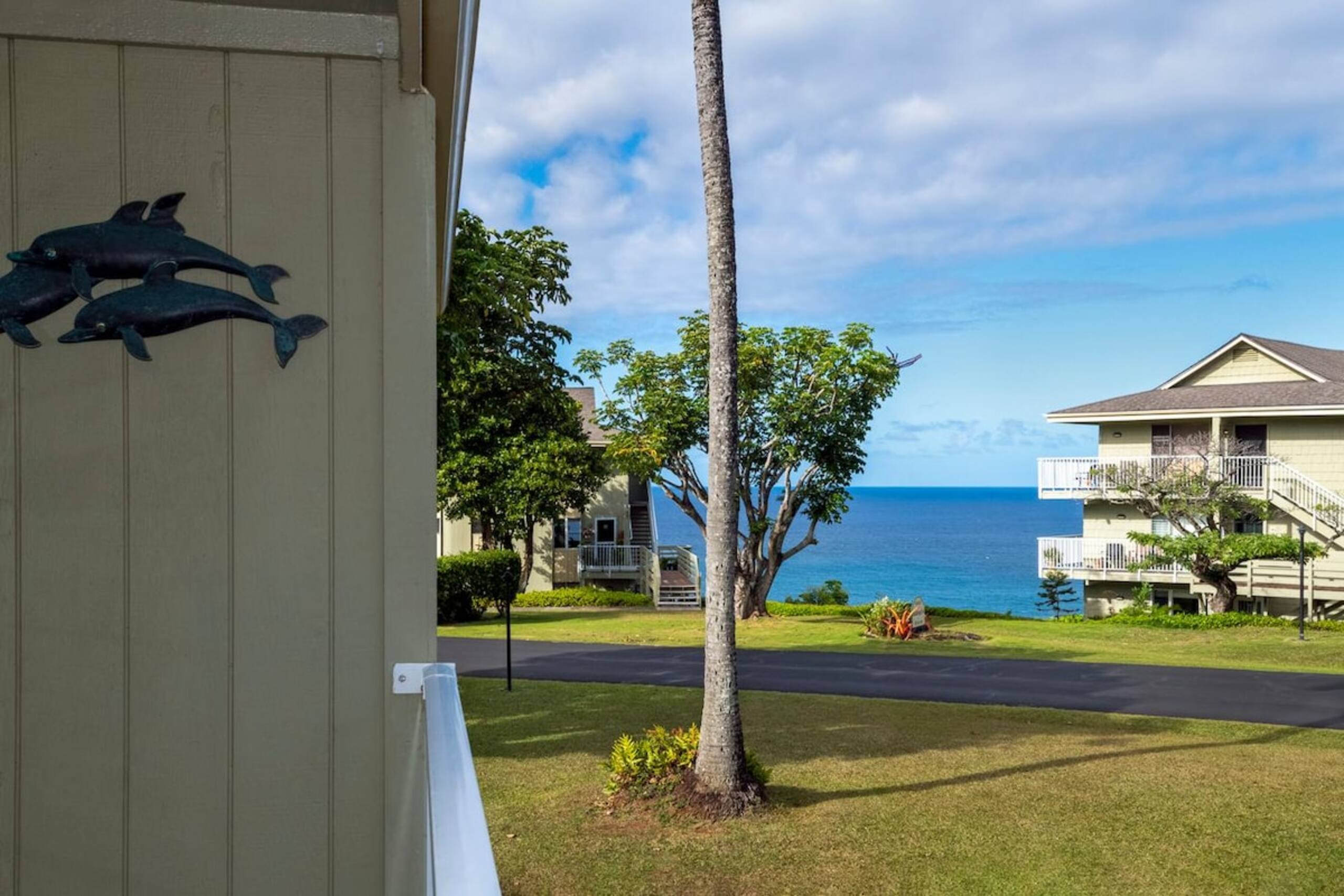 Classic Hawaiian Charmer - Spacious and Cheerful - Photo 6