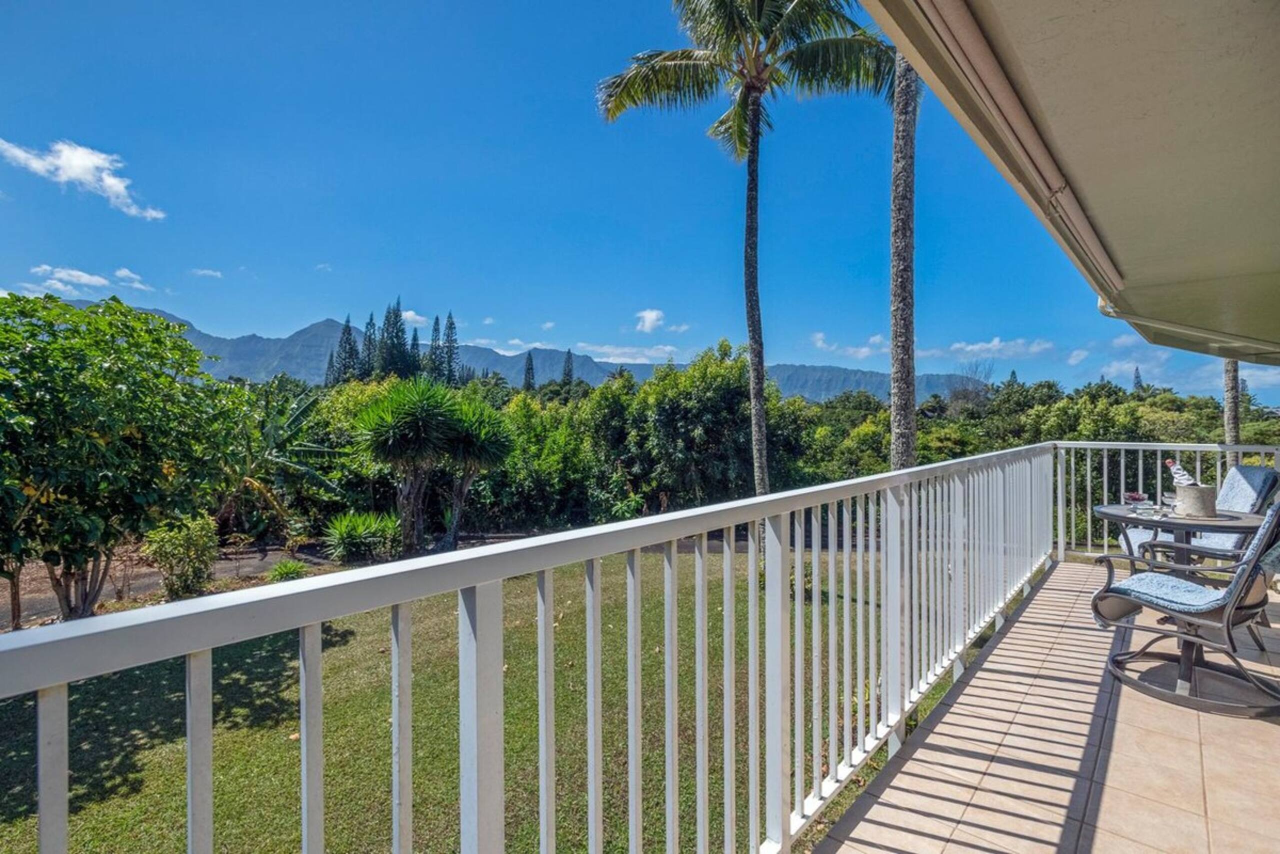 Classic Hawaiian Charmer - Spacious and Cheerful - Photo 12