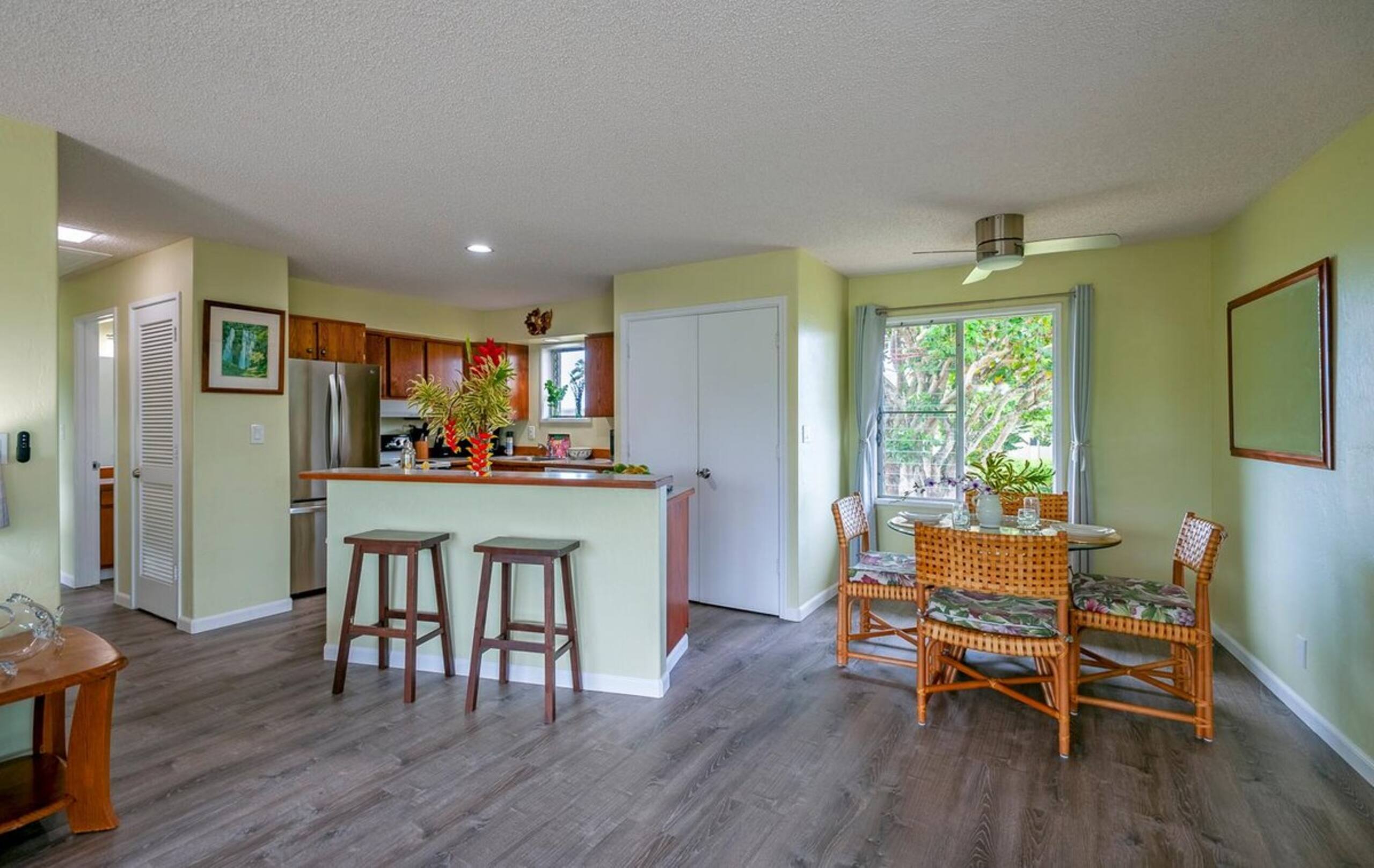 Classic Hawaiian Charmer - Spacious and Cheerful - Photo 5