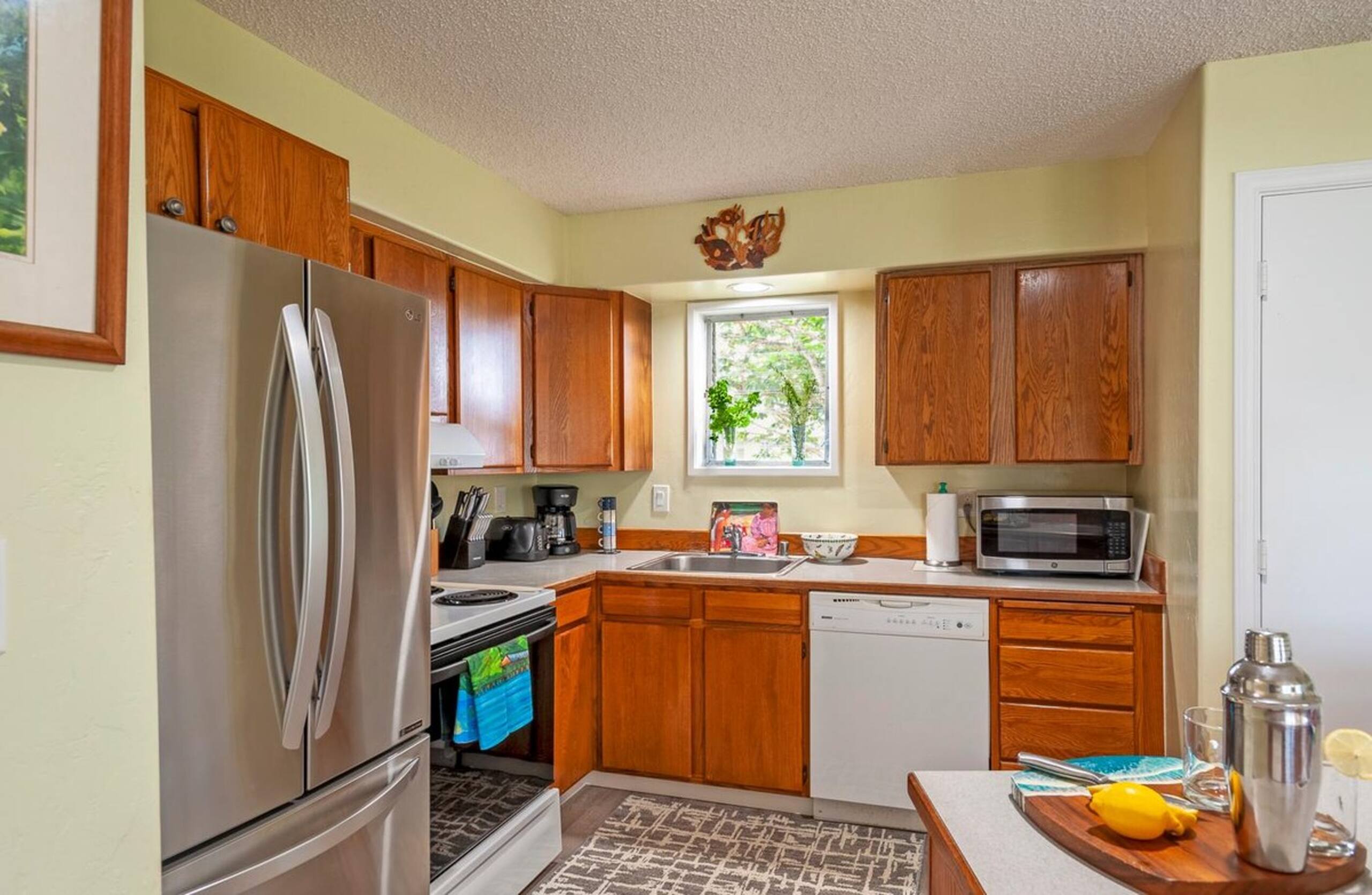 Classic Hawaiian Charmer - Spacious and Cheerful - Photo 8
