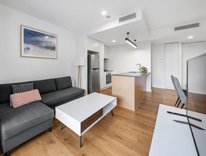 Central Located 1br W/parking | Near Cbd & Transit - Brisbane