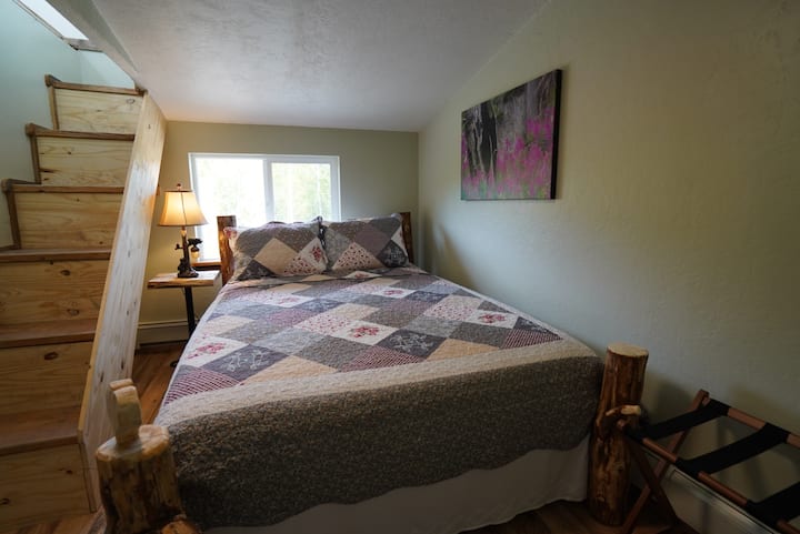 Spavaća soba s bračnim krevetom na drugom katu. 