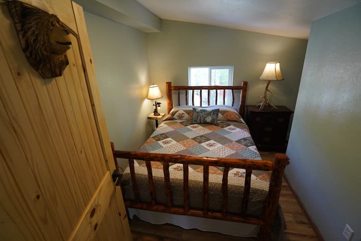 Bračni krevet (širine 150 – 179 cm) od drva s walk-in garderobom