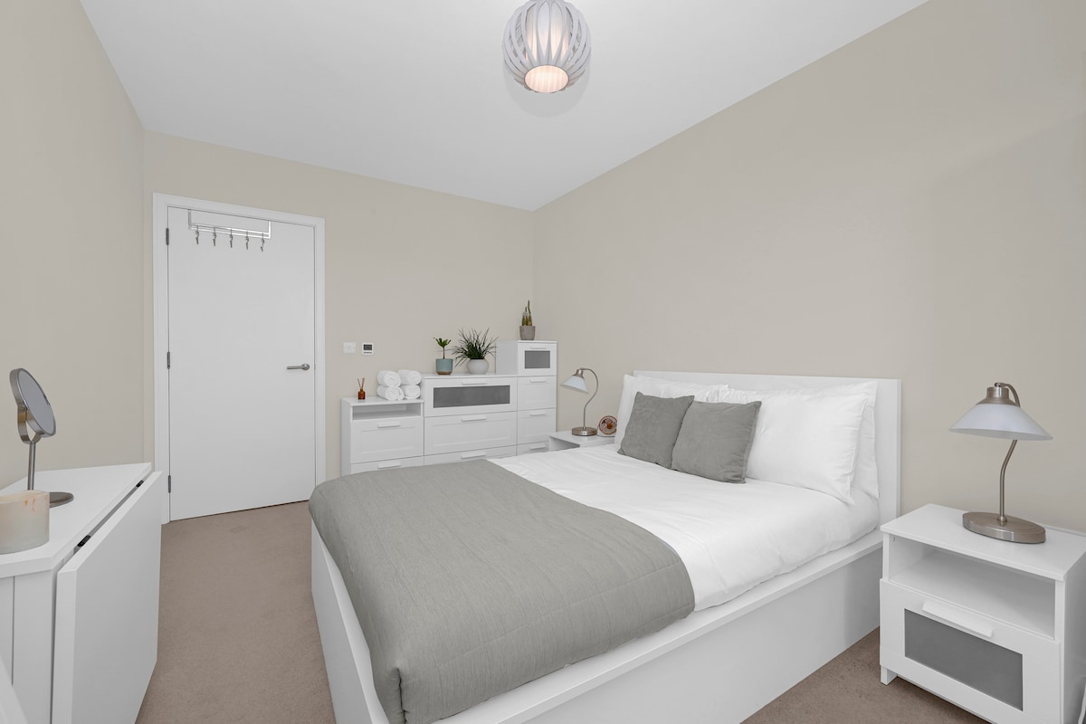Spacious Balcony Flat | Elephant & Castle Station with private bathtub in London