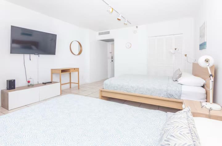 Beachfront Escape | Pool & Free Parking - Miami Beach, FL