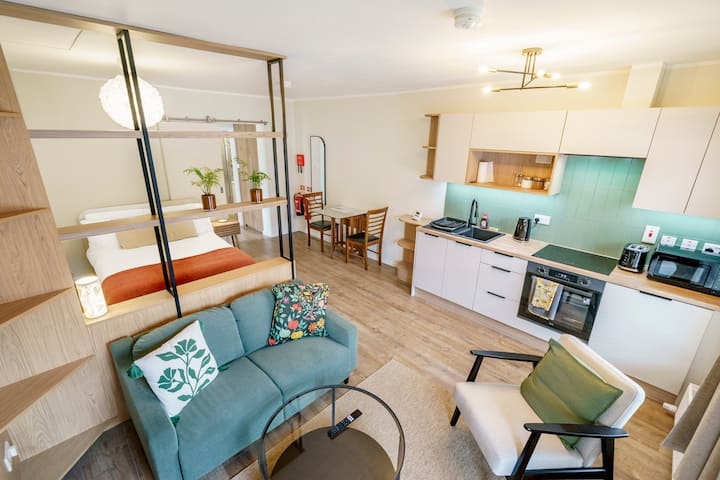 Studio Sleeps 2 With Parking - Belfast