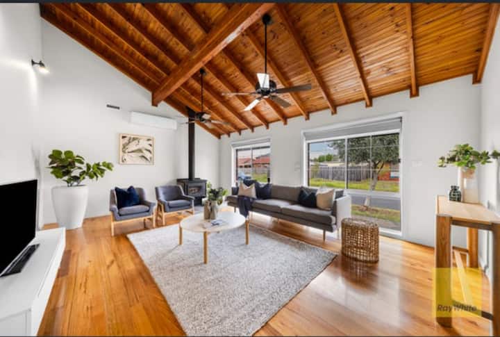 Luxurious Family Retreat In The Heart Of Deer Park - Caroline Springs