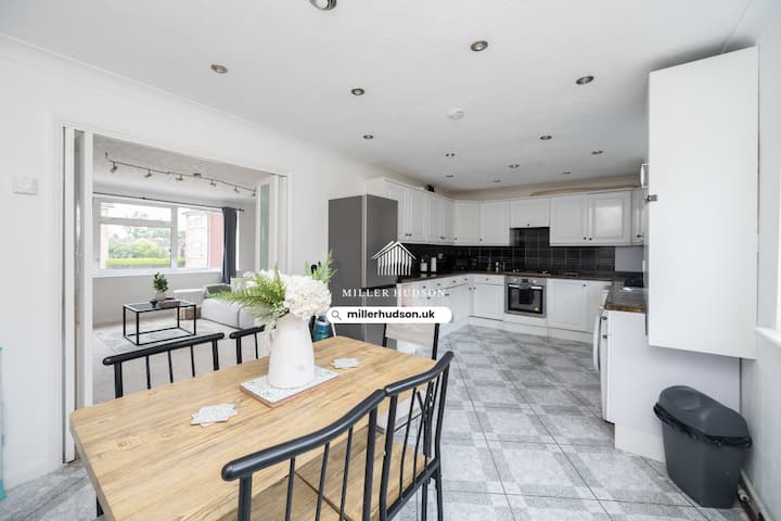 Modern 3 Bed Flat In Horsham - イギリス ホーシャム