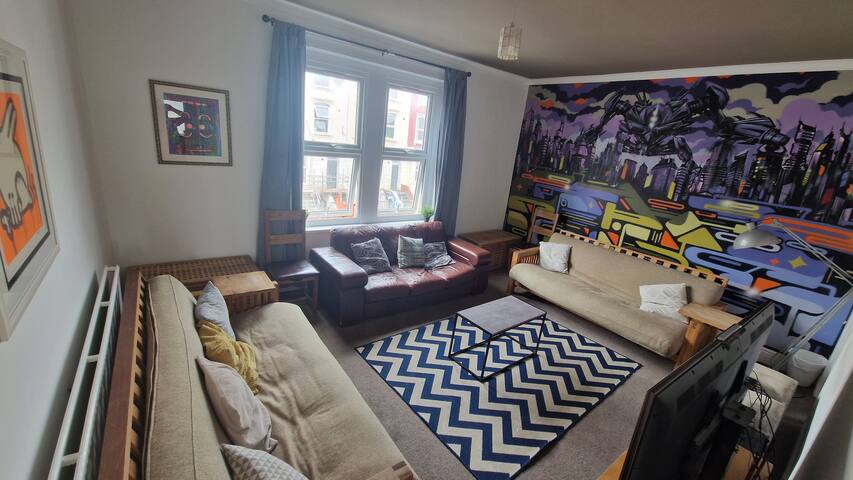 Large central 4-story townhouse – Timeout 2024 gallery image 3