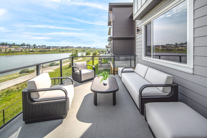 Waterfront Luxury Show Home | Garage | Ev | Bbq - Calgary