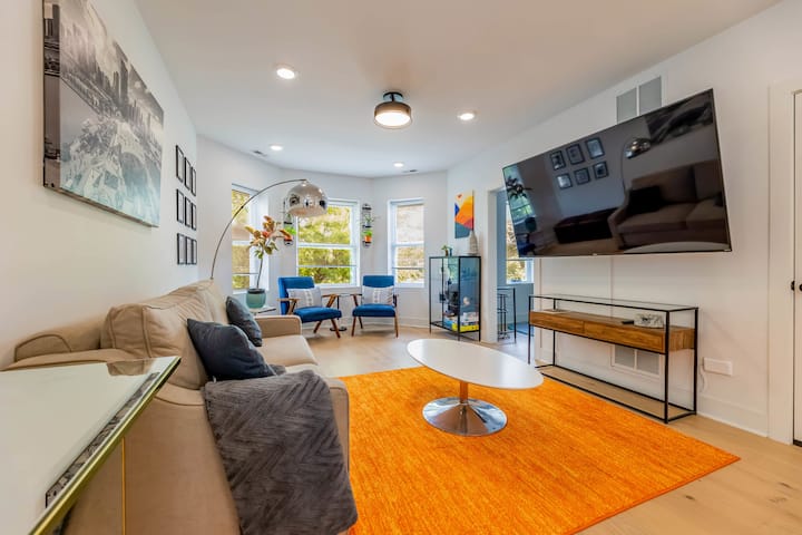 Historic Humboldt Park Flat | Workspace + Patio - Oak Park, IL