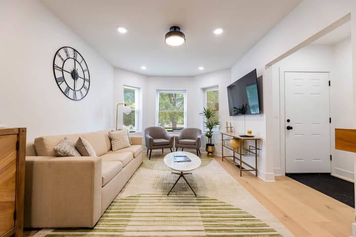 Luxury Duplex | Private Speakeasy Outdoor Retreat - Chicago, IL