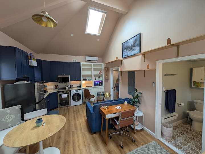 Carriage House | 1 Bed, 1 Bath | Walk To Hospital - Washington, D.C.