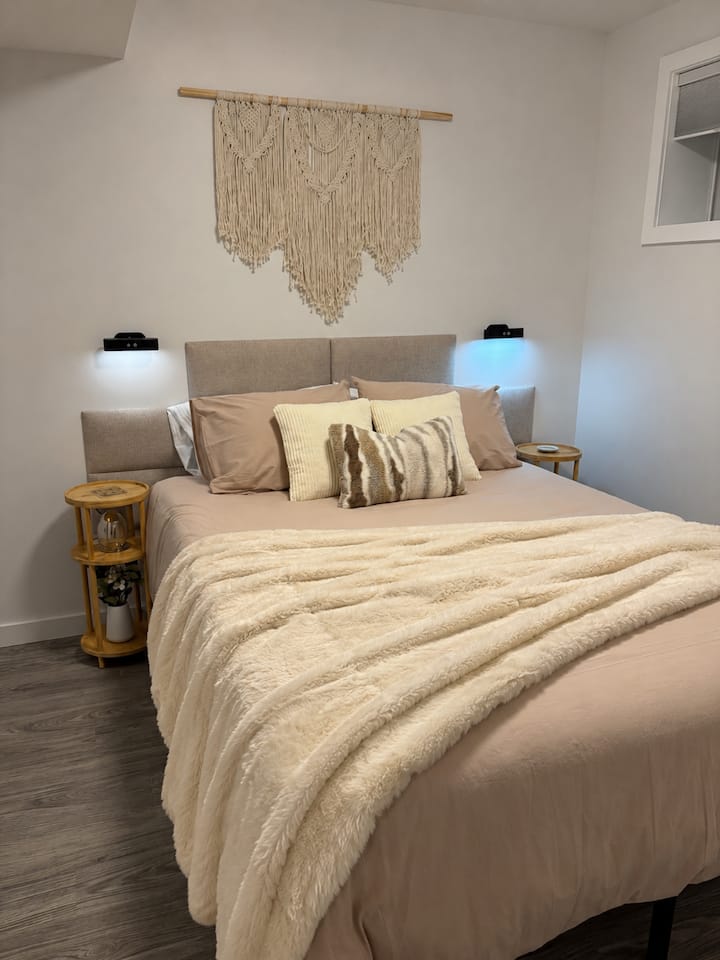 Blush-cozy Boho Suite Near Airport & Downtown! - Regina