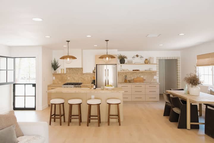 South Oceanside Trendy With All The Space & Yard! - Oceanside, CA