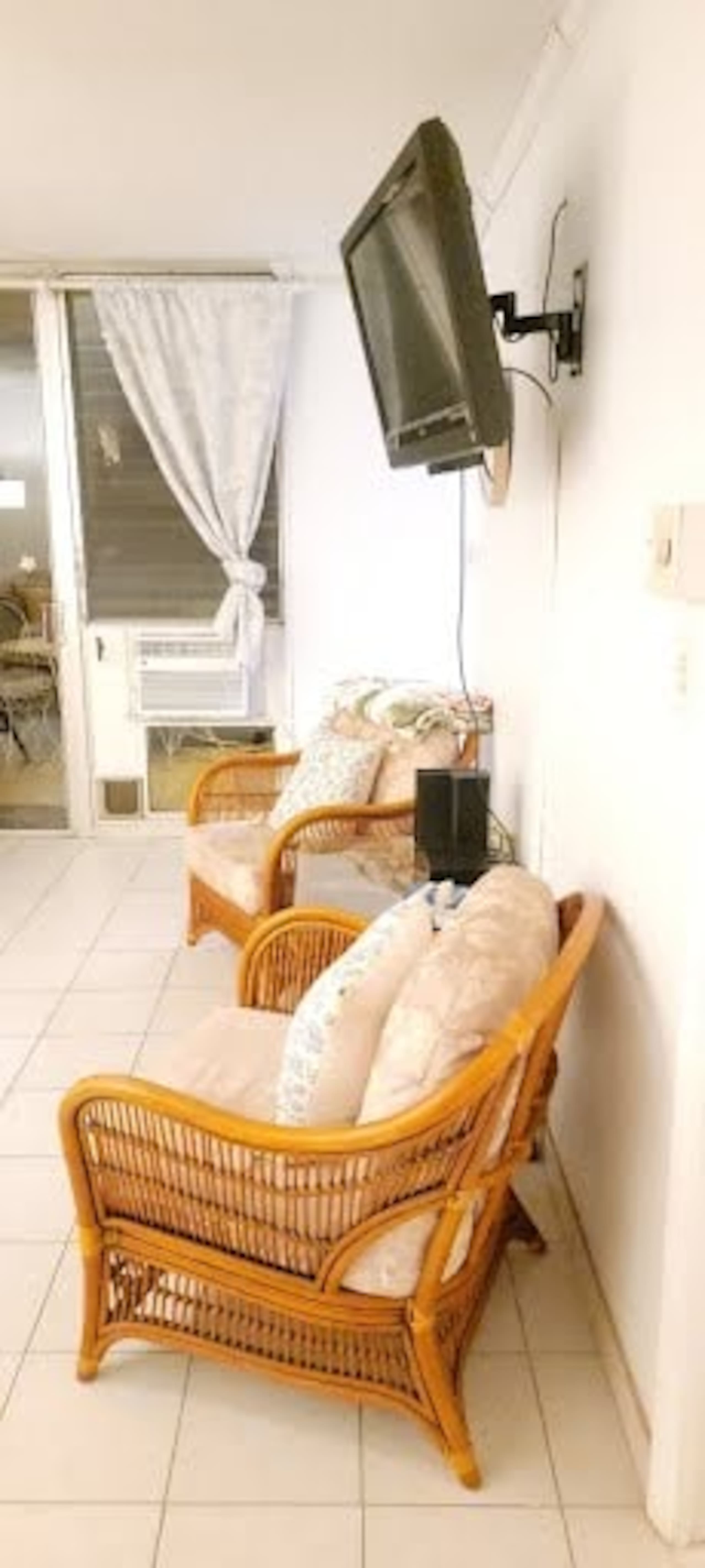 Spacious, Great Location. Close to Beaches - Photo 4
