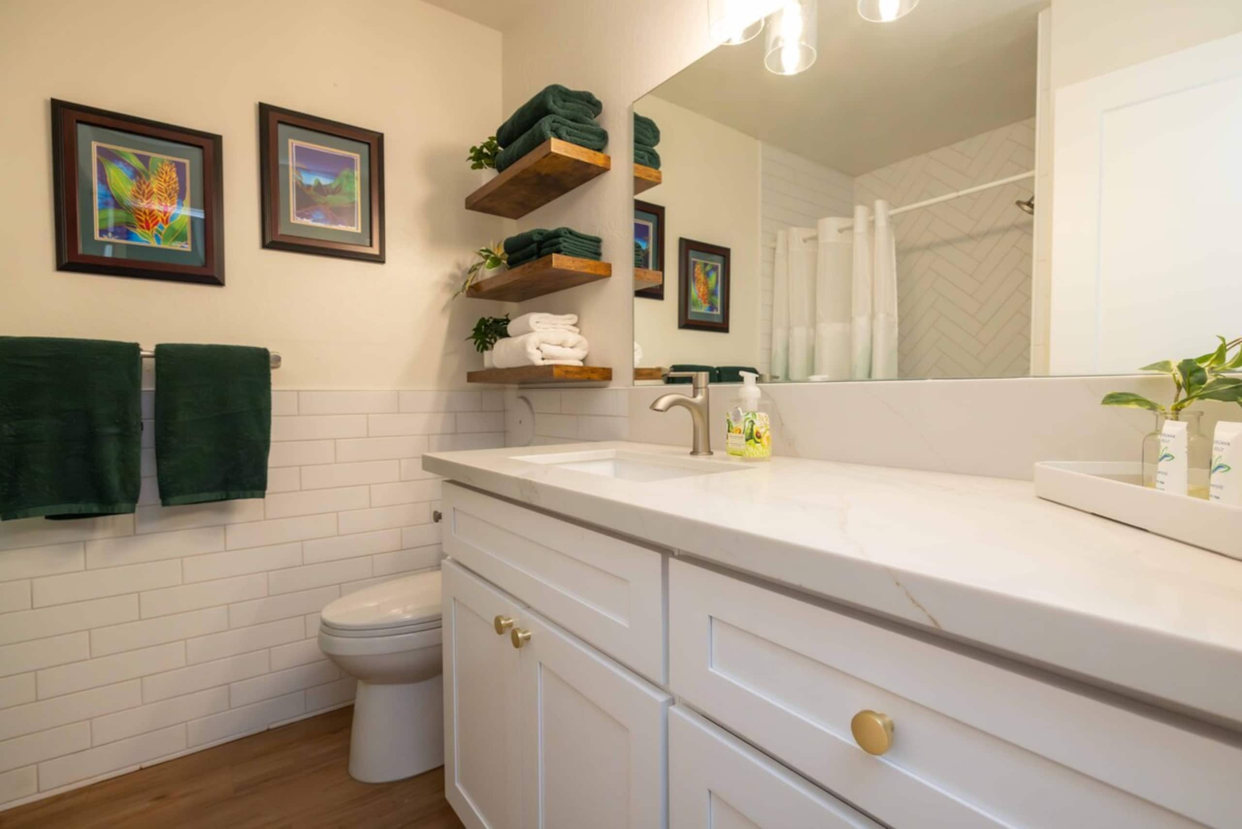 Romantic Beach Retreat, New King Bed & A+ Wi-fi - Photo 22