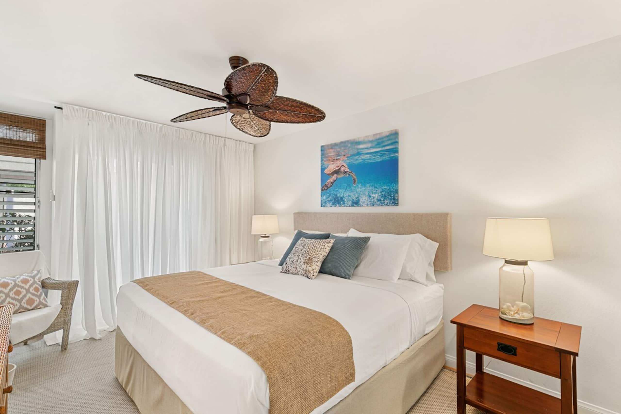 Romantic Beach Retreat, New King Bed & A+ Wi-fi - Photo 18