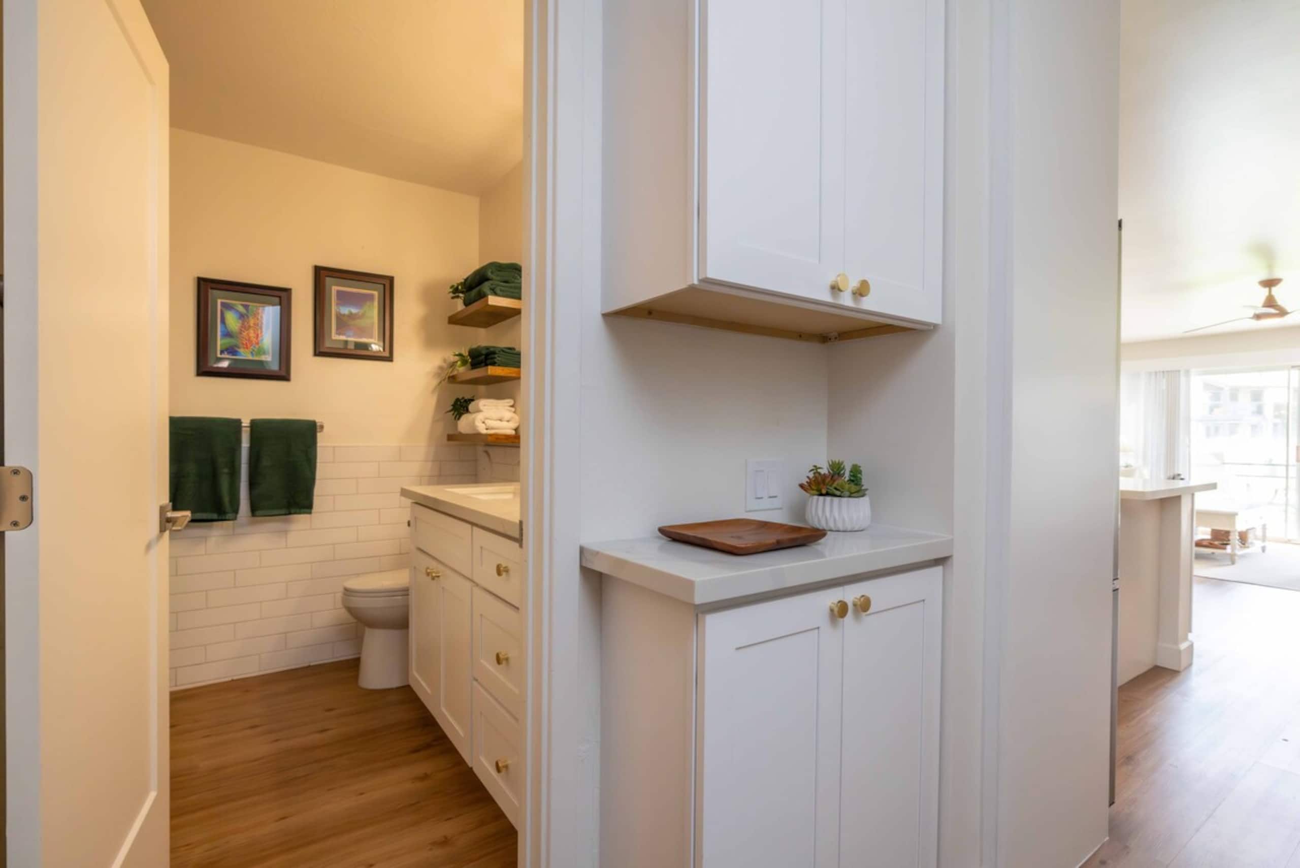 Romantic Beach Retreat, New King Bed & A+ Wi-fi - Photo 20