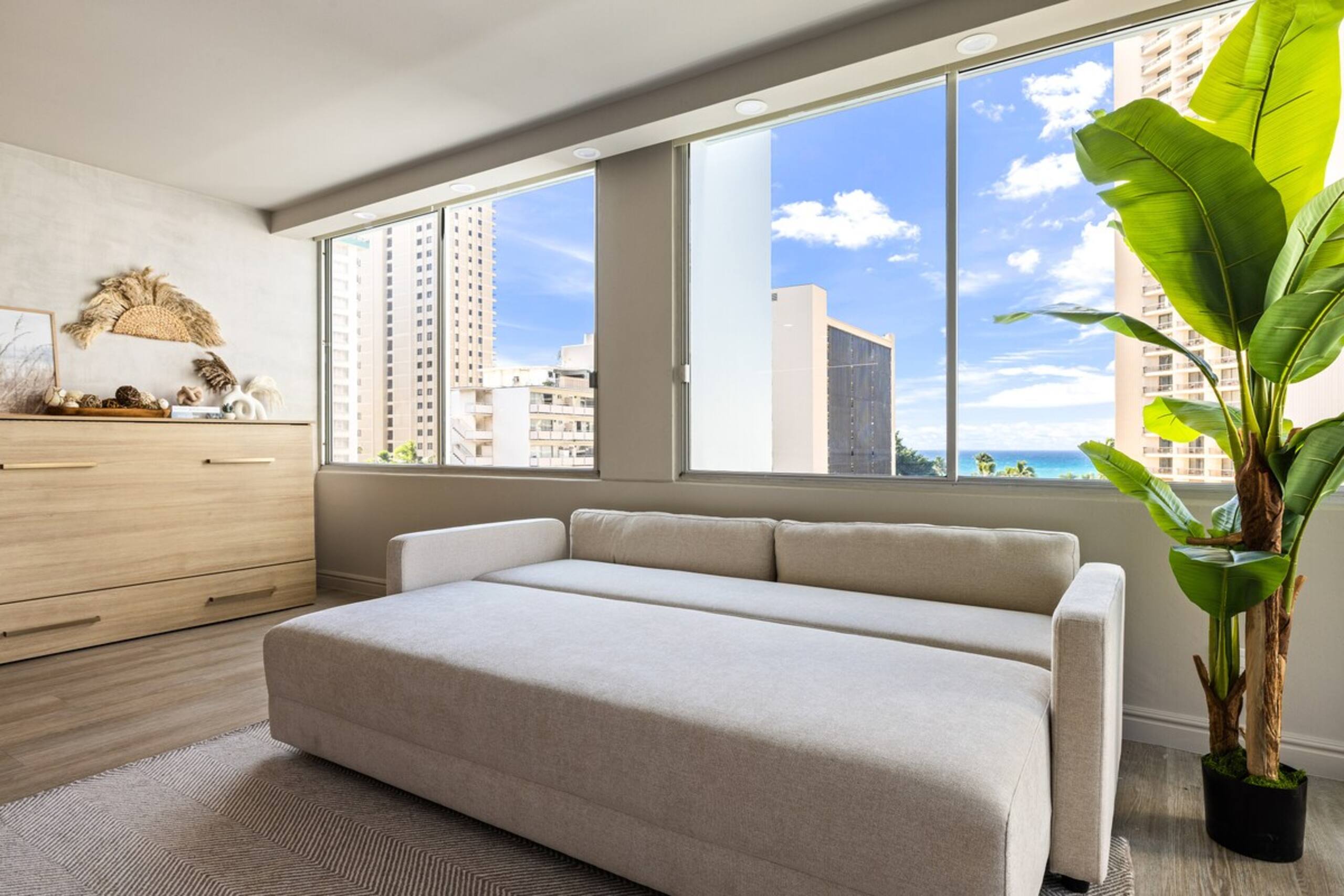 Waikiki Ocean View Retreat – Close to the Beach - Photo 11
