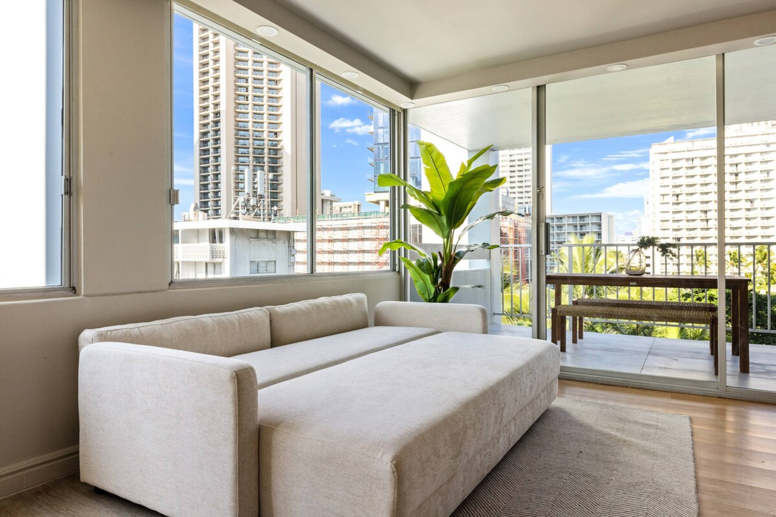 Waikiki Ocean View Retreat – Close to the Beach - Photo 6