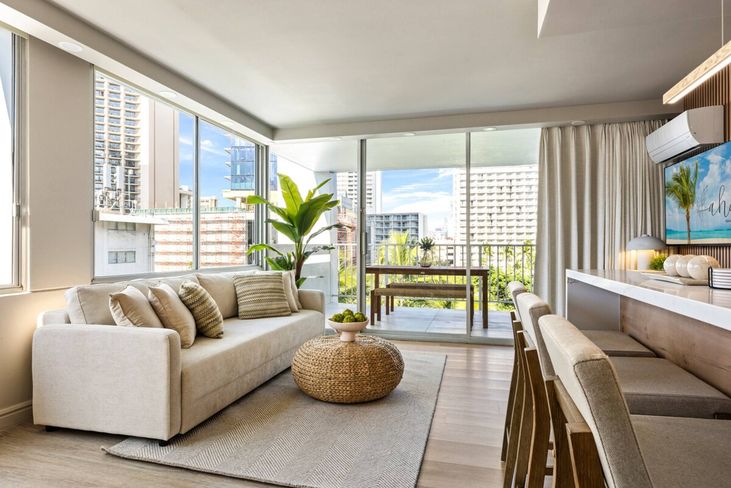 Waikiki Ocean View Retreat – Close to the Beach - Photo 5